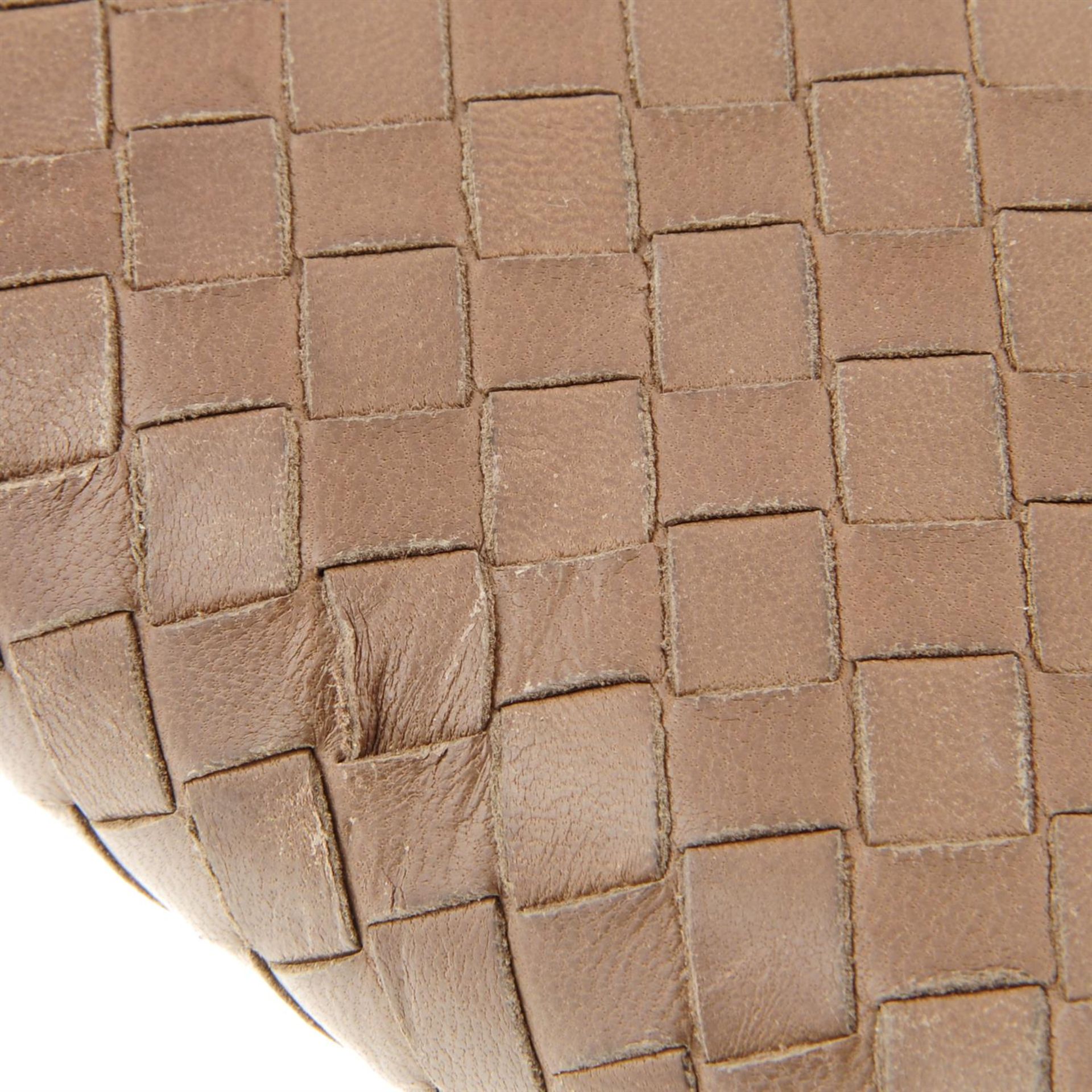 BOTTEGA VENETA - a Intrecciato leather Zippy wallet. - Image 4 of 4