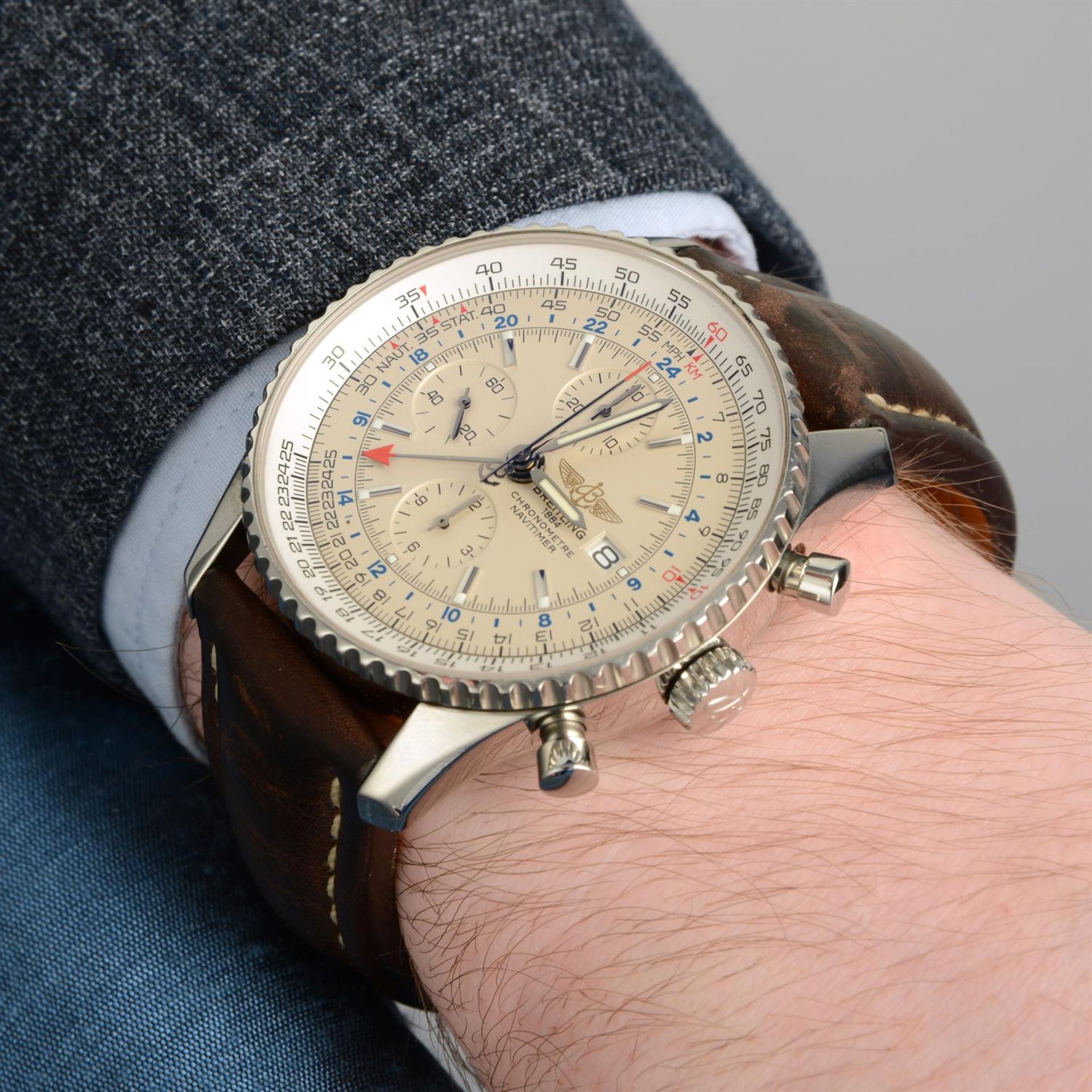 BREITLING - a stainless steel Navitimer World chronograph wrist watch, 45mm. - Bild 5 aus 5