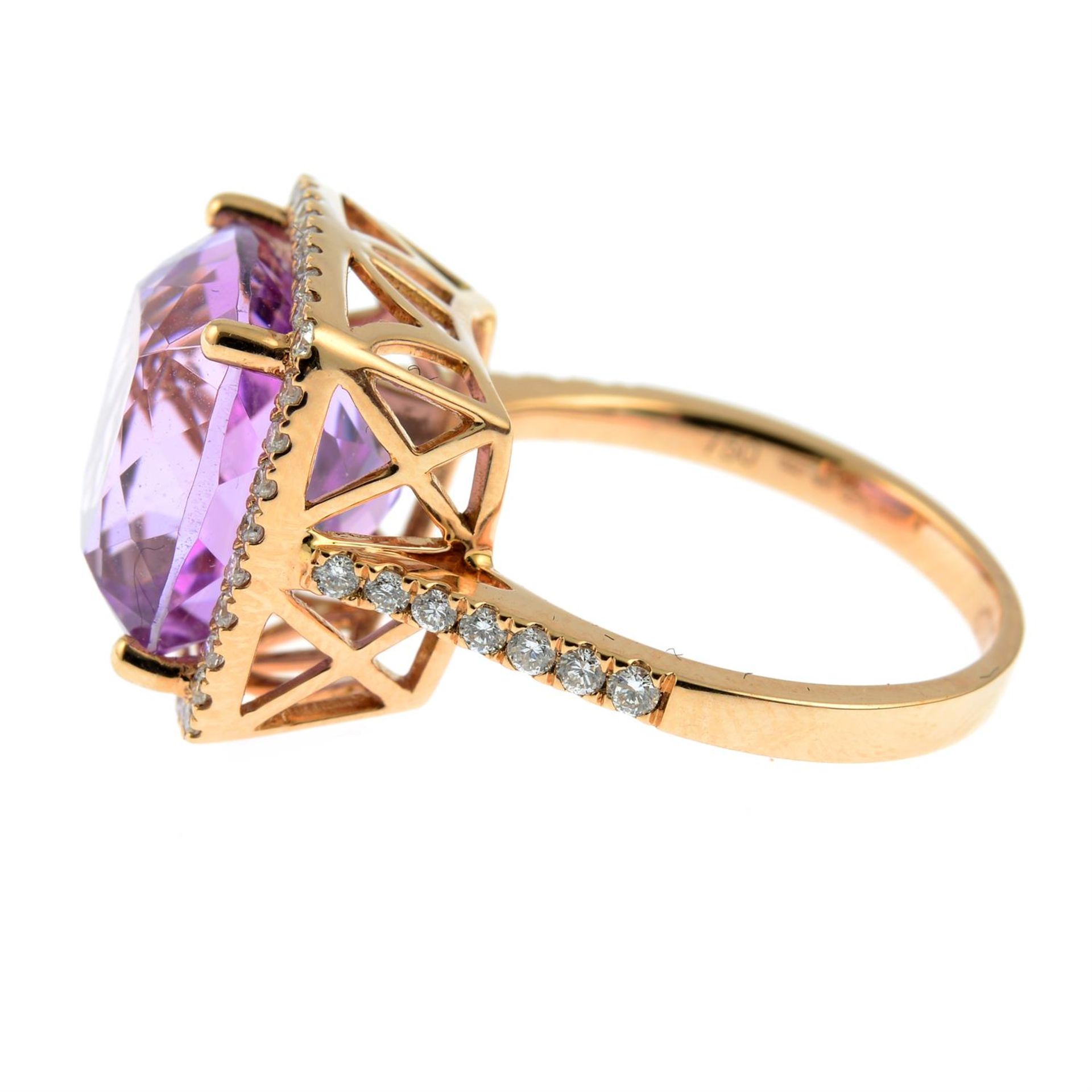 An 18ct gold kunzite and brilliant-cut diamond cluster ring. - Bild 3 aus 5