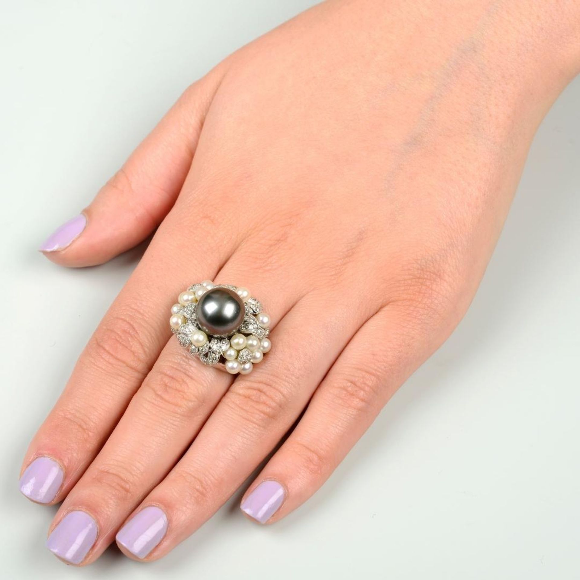 A 'Tahitian' grey cultured pearl, brilliant-cut diamond and cultured pearl floral bombé ring. - Bild 5 aus 5