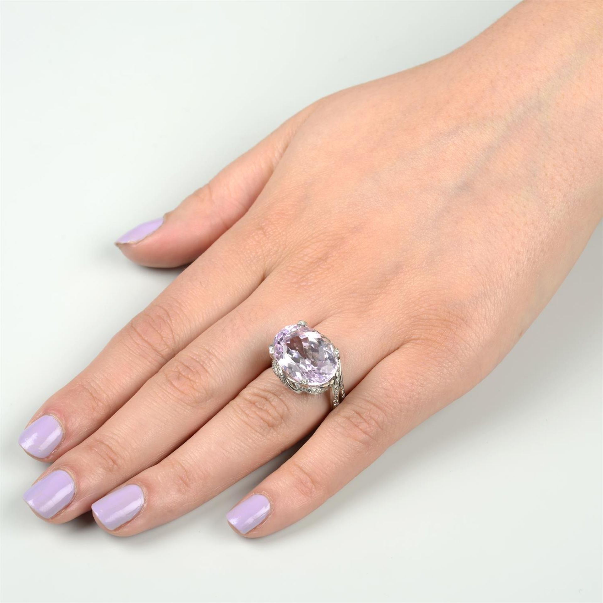 An 18ct gold kunzite and diamond cocktail ring. - Bild 5 aus 5
