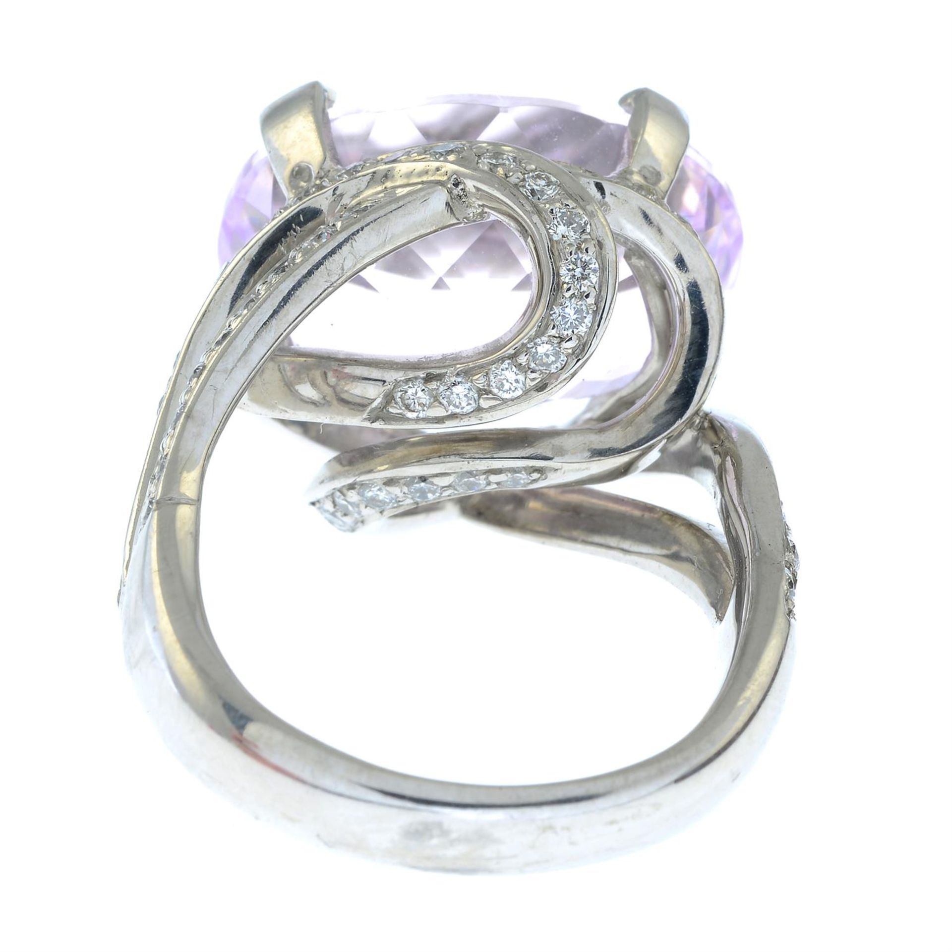 An 18ct gold kunzite and diamond cocktail ring. - Bild 4 aus 5