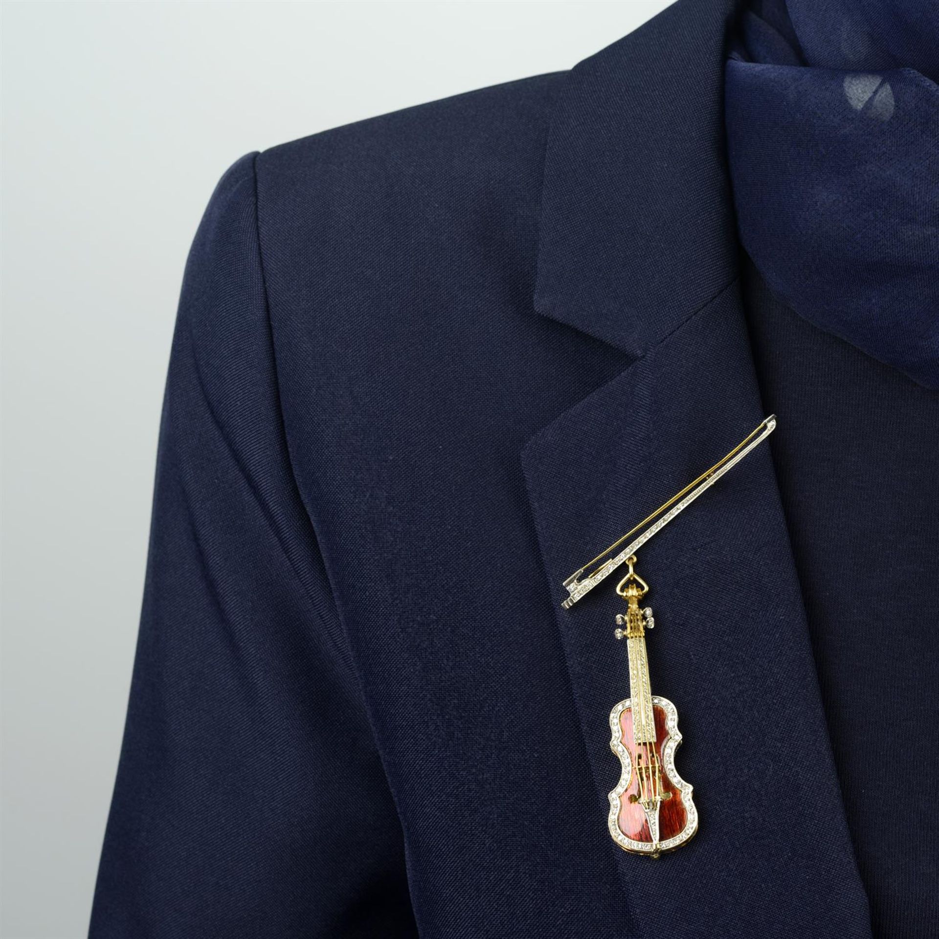A single-cut diamond and enamel violin brooch, the violin suspended from a single-cut diamond bow. - Bild 5 aus 5