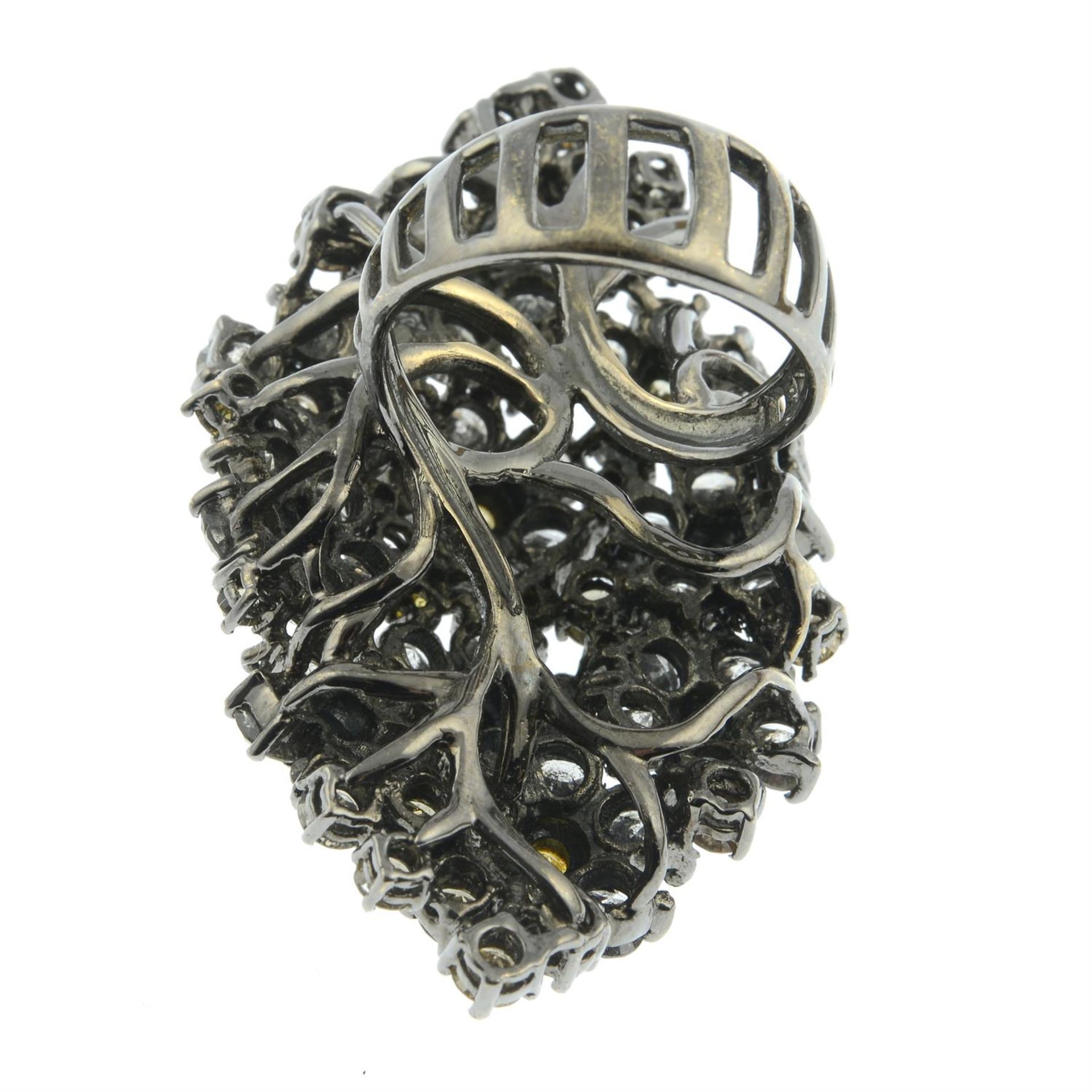 A diamond and coloured diamond floral cluster ring. - Bild 4 aus 6