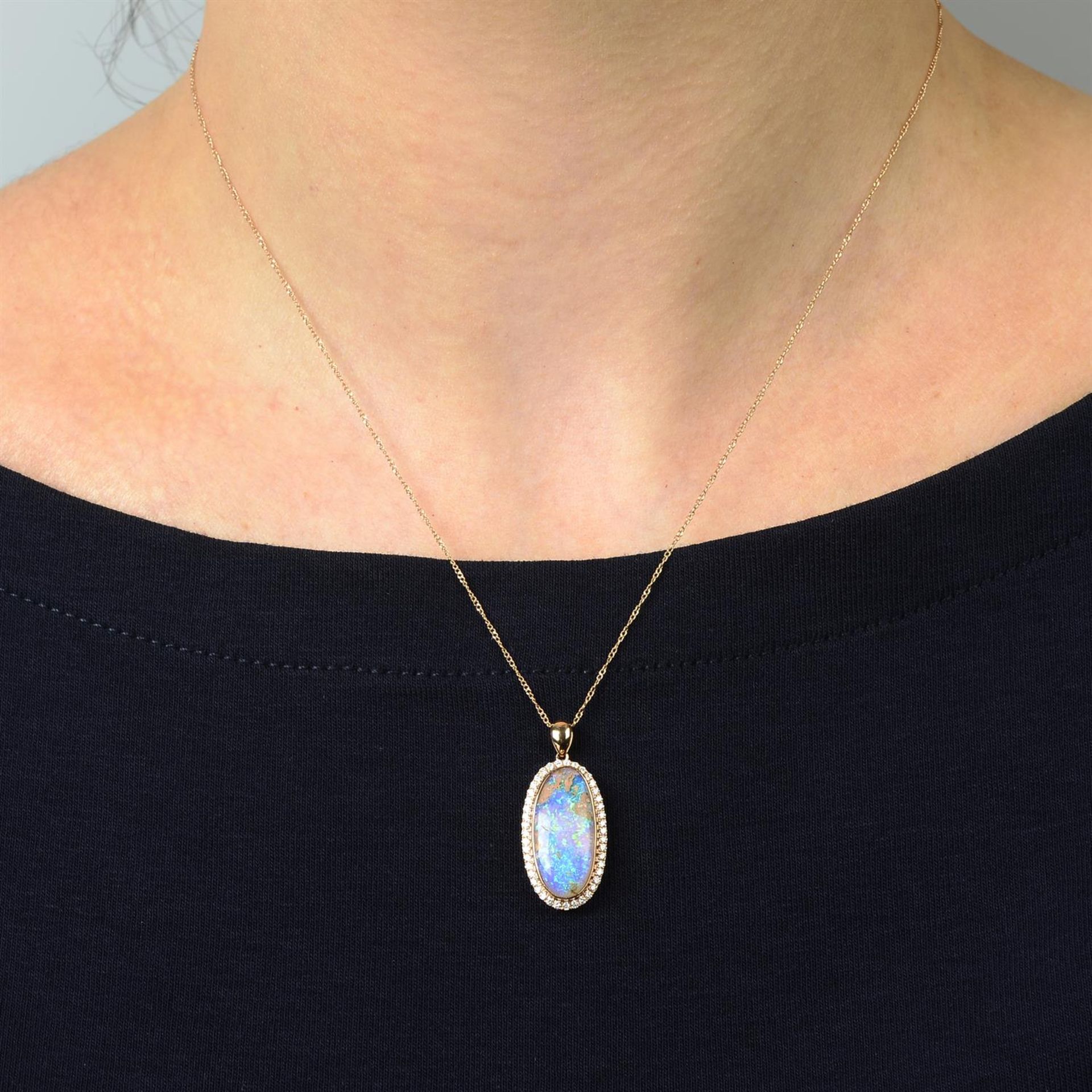 An opal and brilliant-cut diamond cluster pendant, with chain. - Bild 5 aus 5