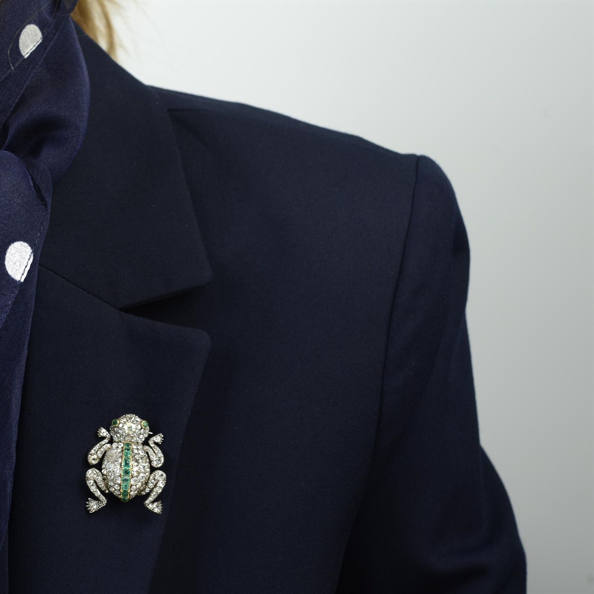 An early 20th century vari-cut diamond and emerald frog brooch. - Bild 4 aus 4