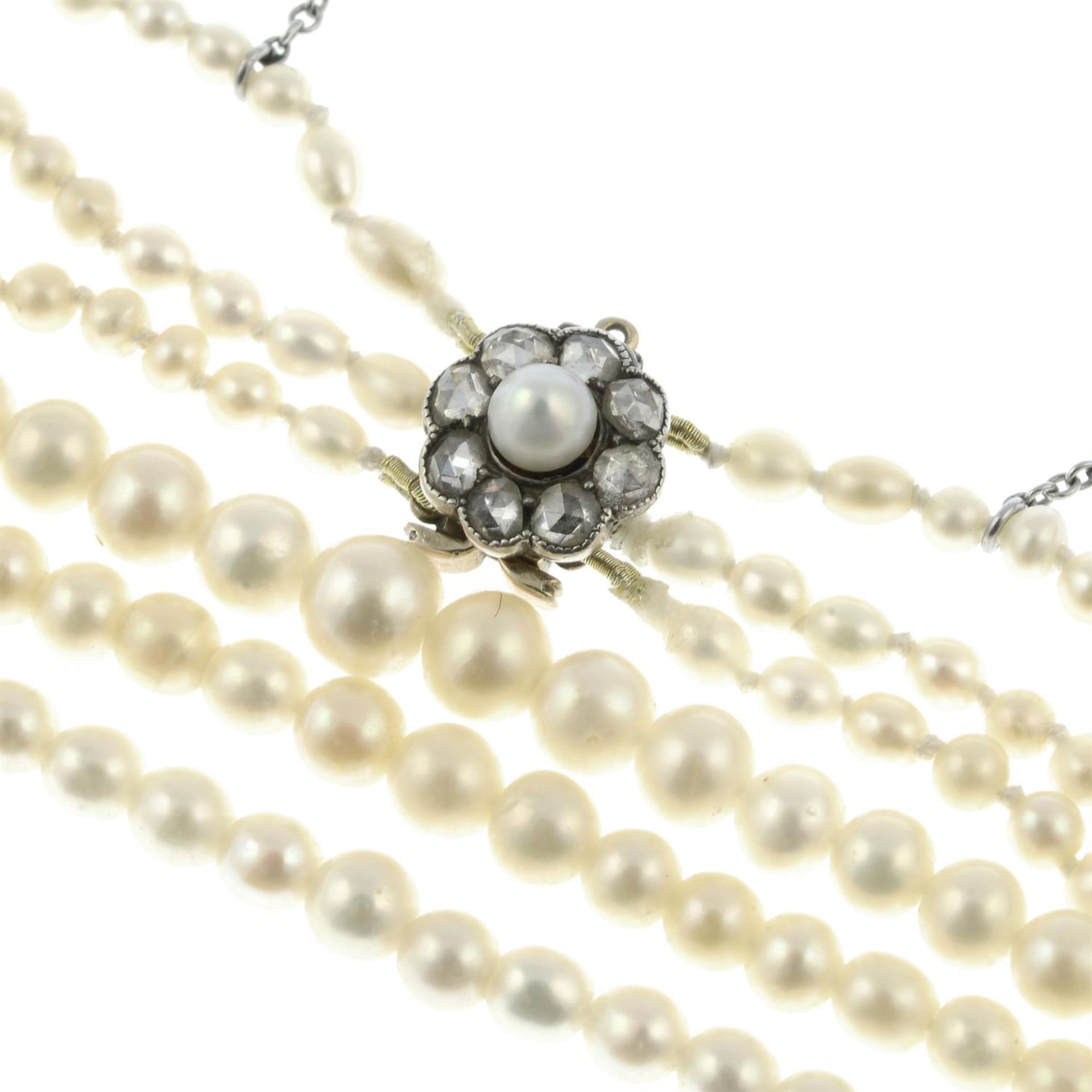 A graduated pearl three-stand necklace, with pearl and rose-cut diamond cluster clasp. - Bild 2 aus 4