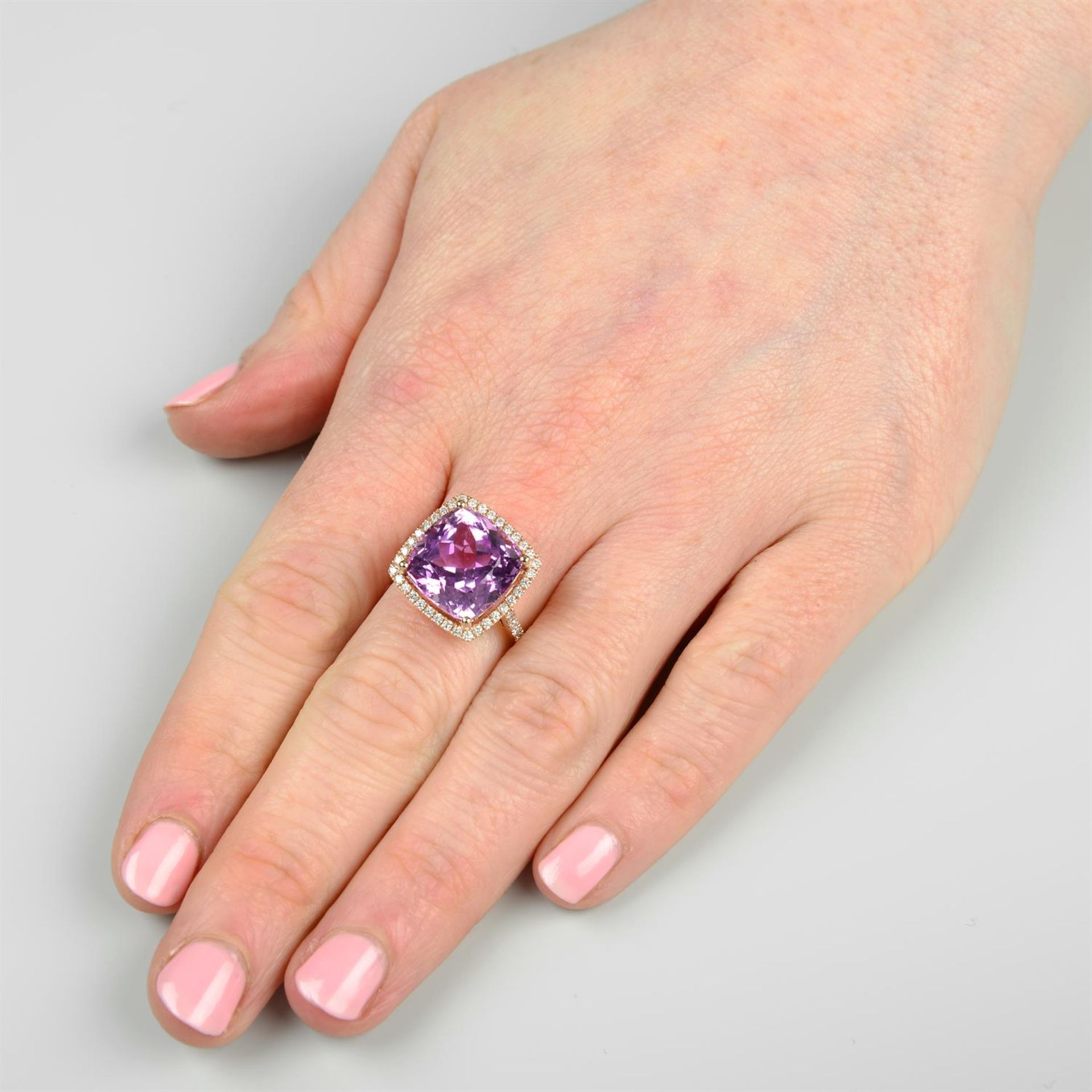 An 18ct gold kunzite and brilliant-cut diamond cluster ring. - Bild 5 aus 5