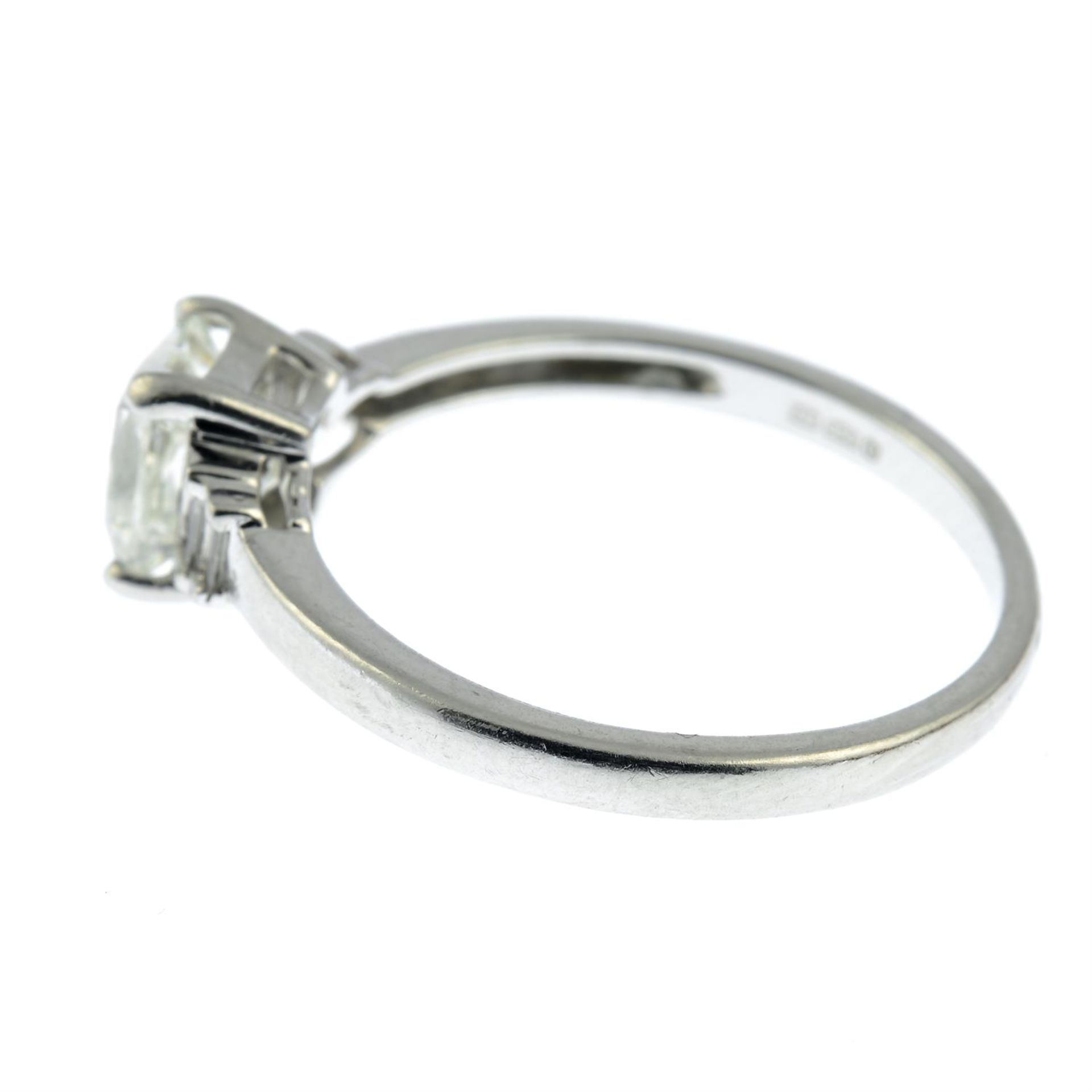 A platinum rectangular-shape diamond single-stone ring, with baguette-cut diamond shoulders. - Bild 3 aus 5