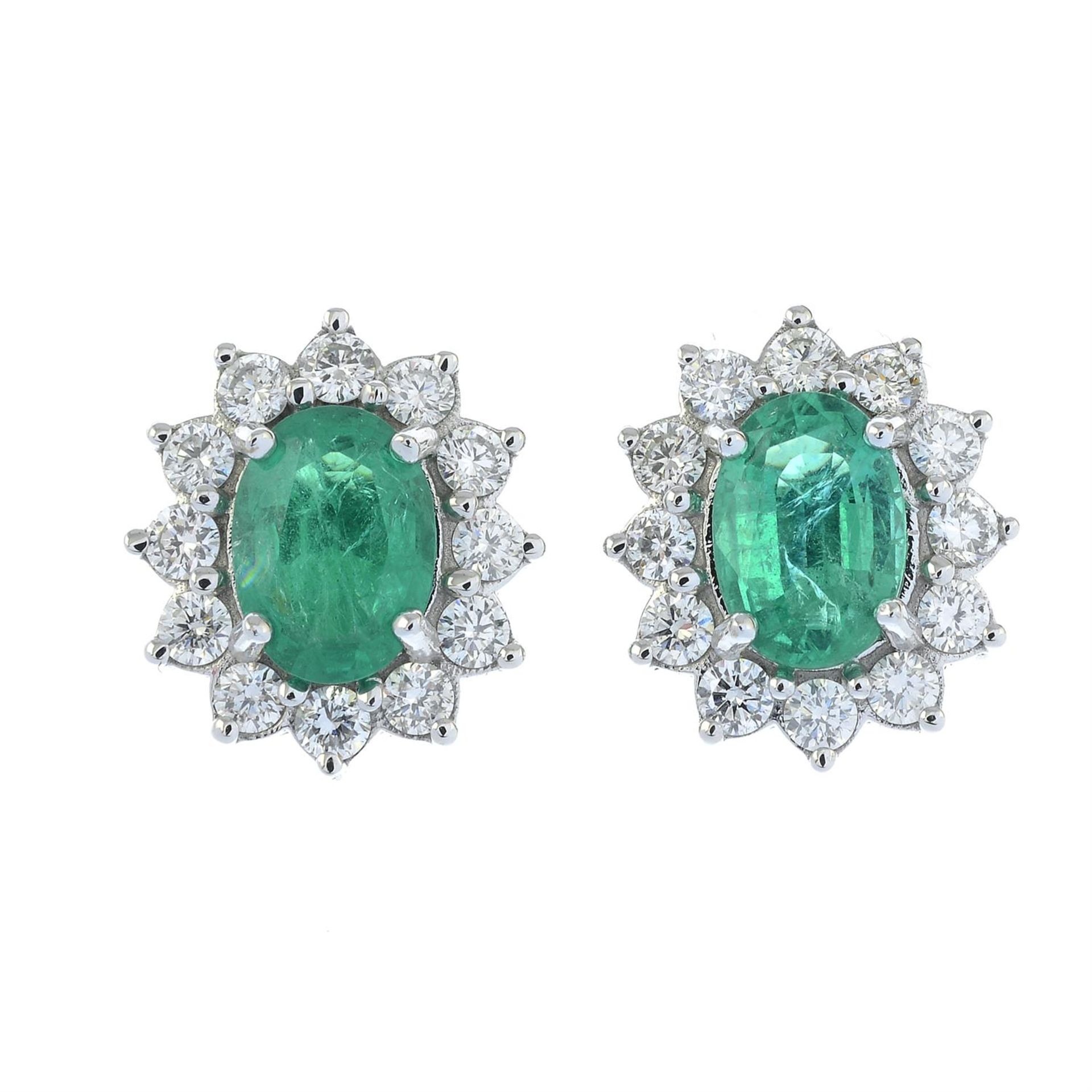A pair of emerald and diamond cluster earrings. - Bild 2 aus 3