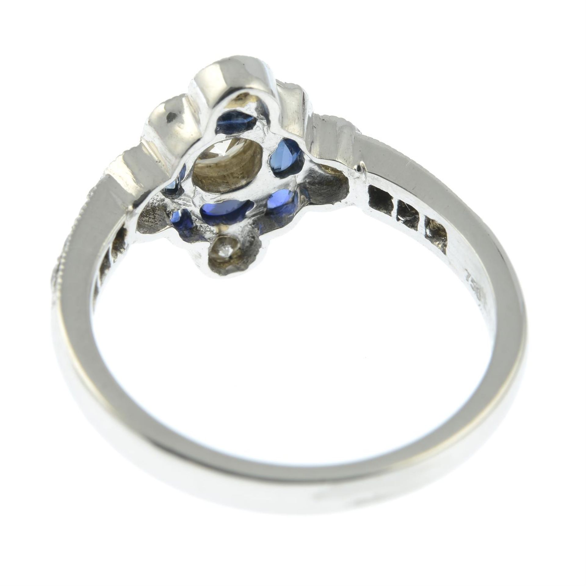 A brilliant-cut diamond and sapphire dress ring. - Bild 3 aus 6