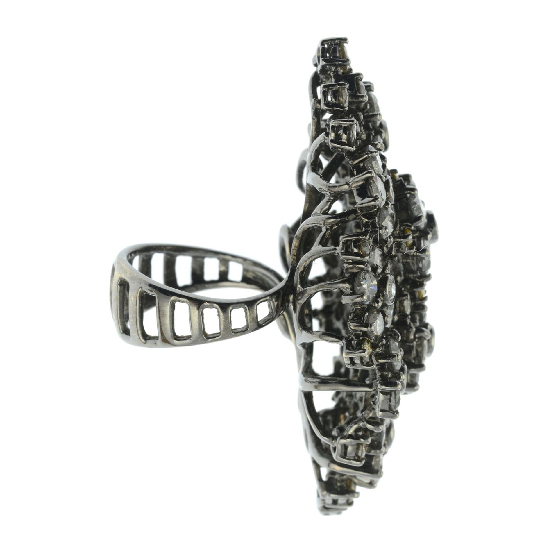 A diamond and coloured diamond floral cluster ring. - Bild 3 aus 6