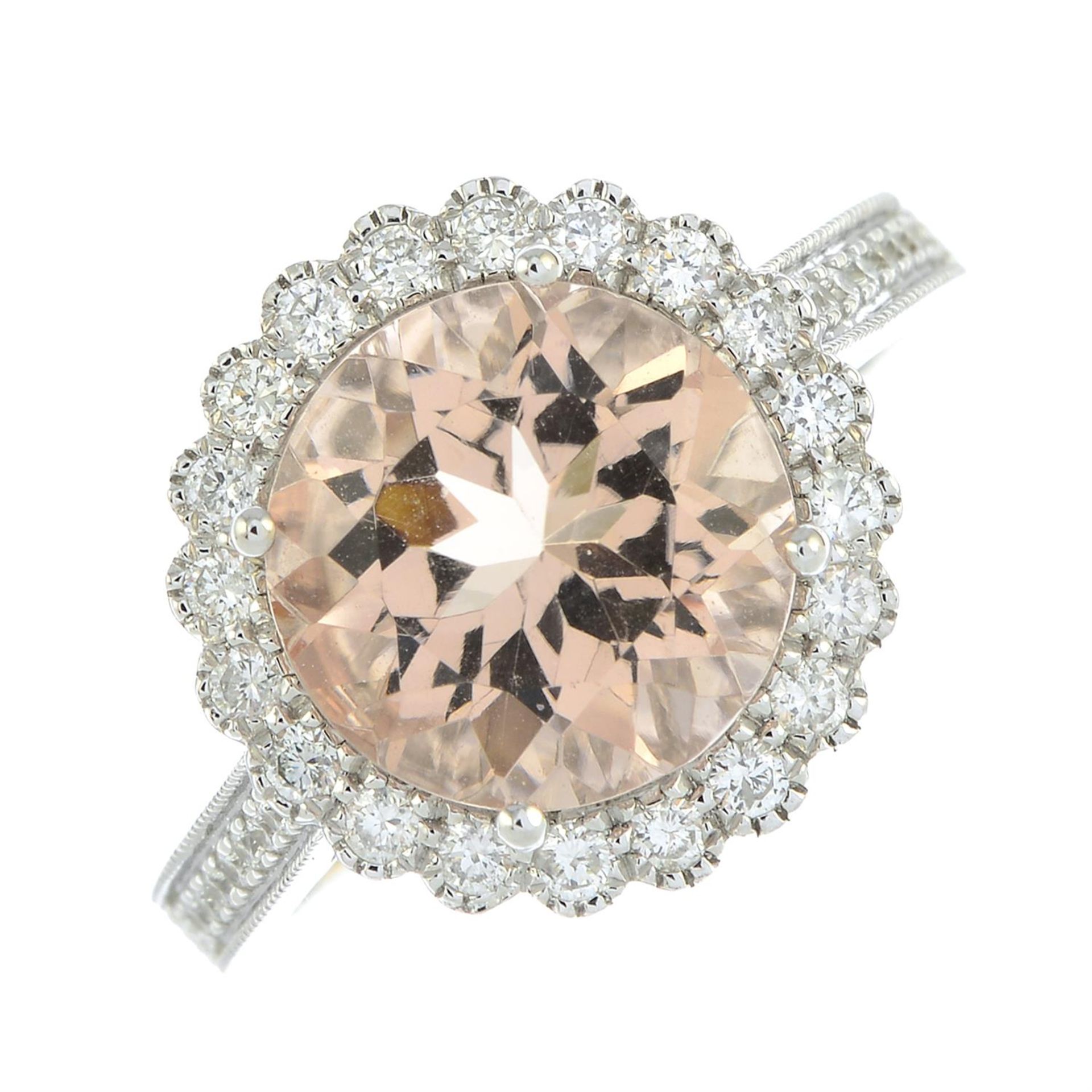 An 18ct gold morganite and brilliant-cut diamond cluster ring. - Bild 2 aus 5