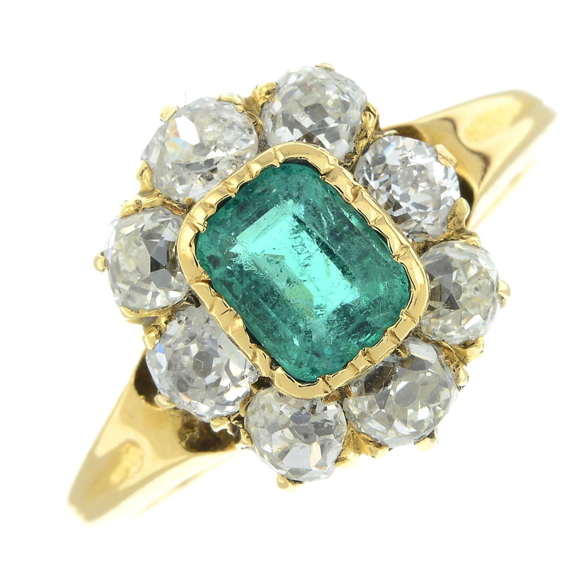An early 20th century 18ct gold Colombian emerald and old-cut diamond cluster ring. - Bild 2 aus 5
