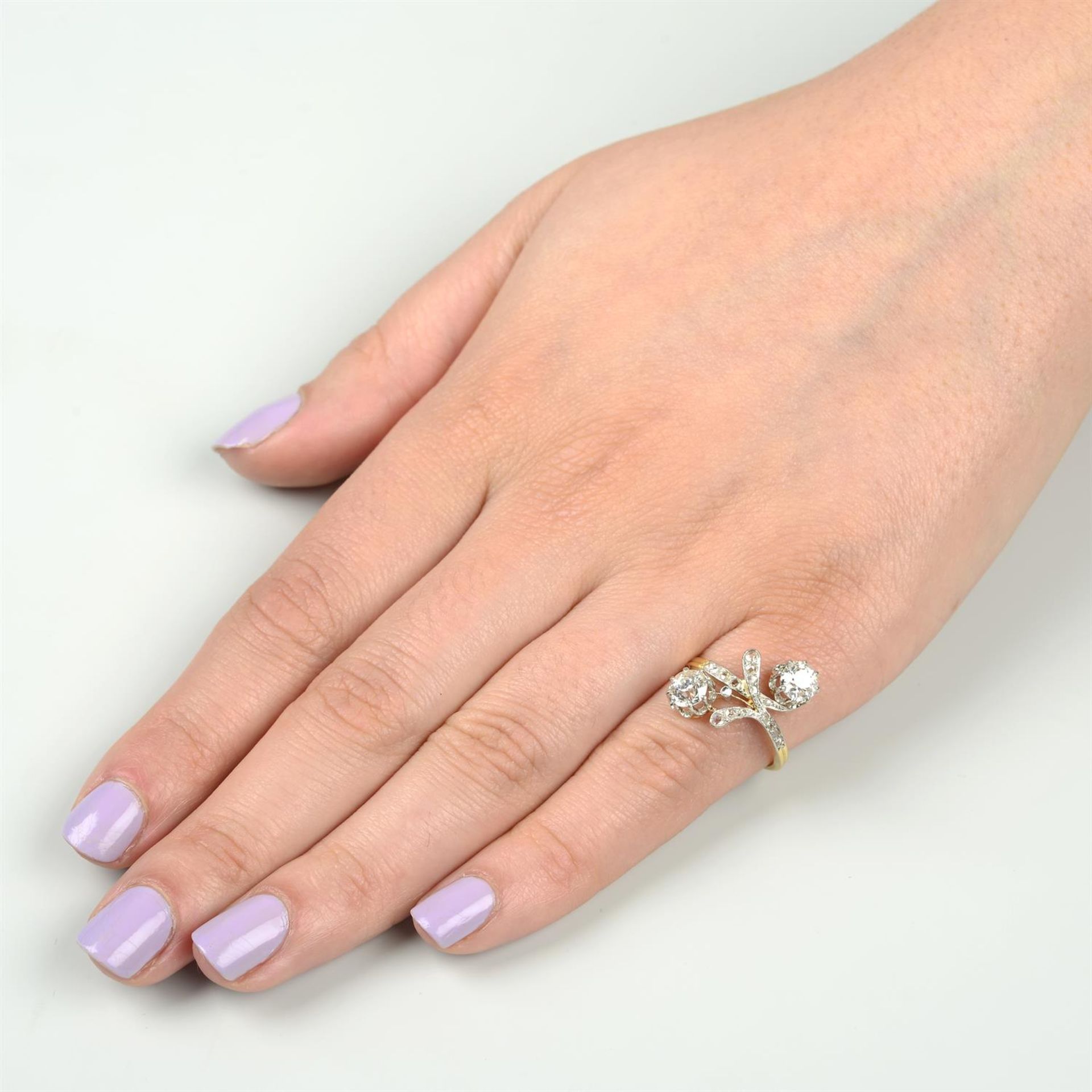 An early 20th century old-cut diamond crossover ring, with rose-cut diamond foliate highlight. - Bild 5 aus 5