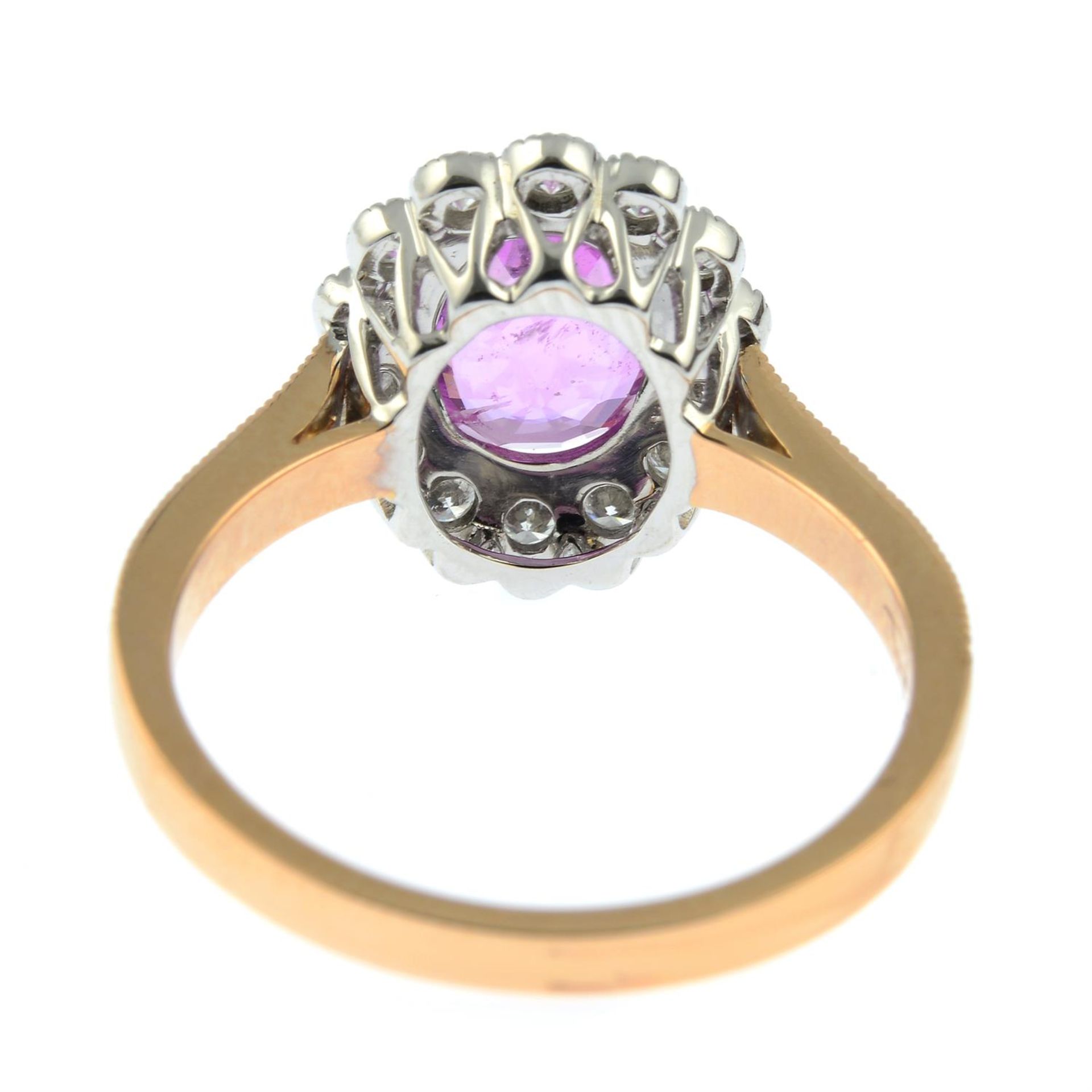 An 18ct gold pink sapphire and brilliant-cut diamond cluster ring. - Bild 4 aus 5