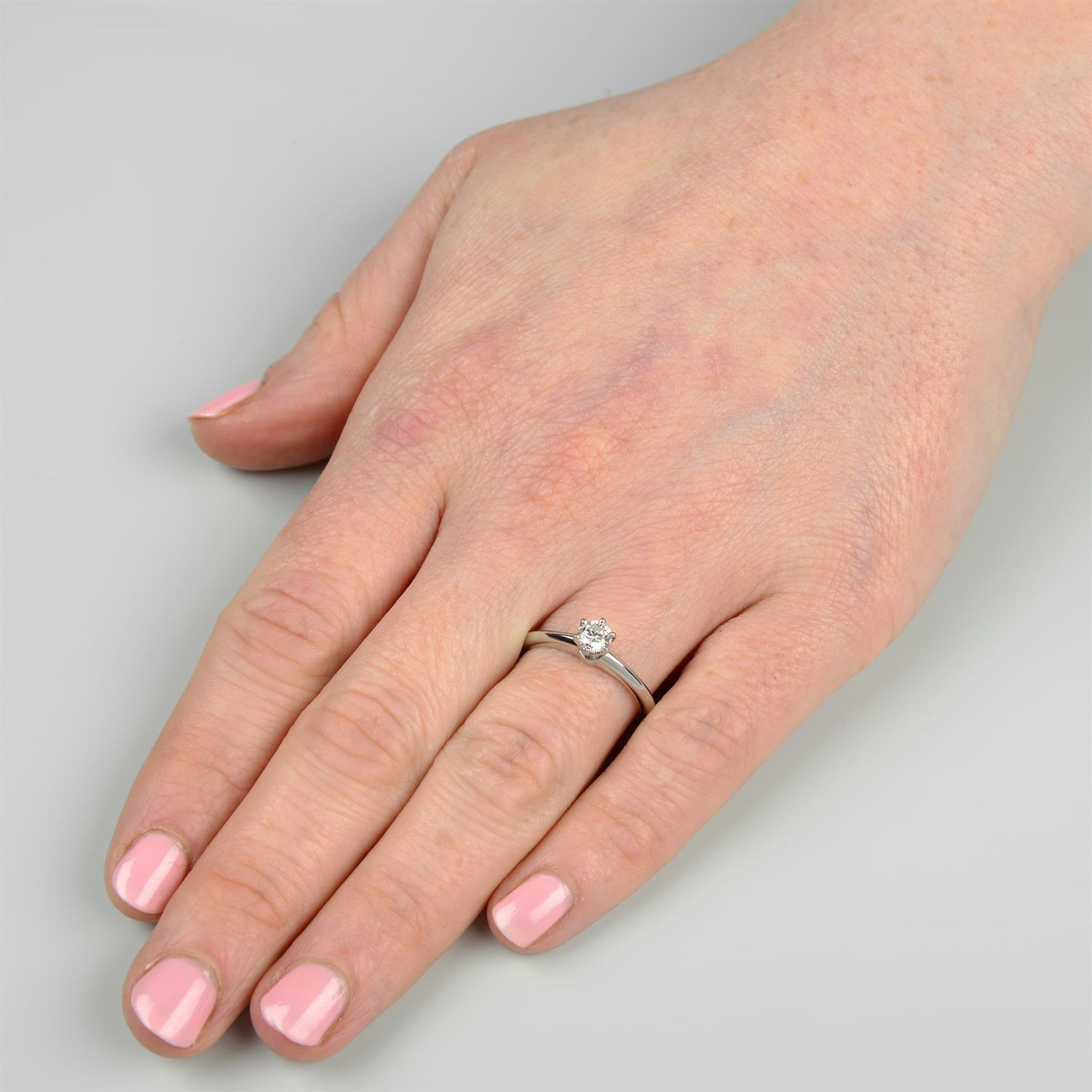 A brilliant-cut diamond single-stone ring, by Tiffany & Co. - Bild 5 aus 5
