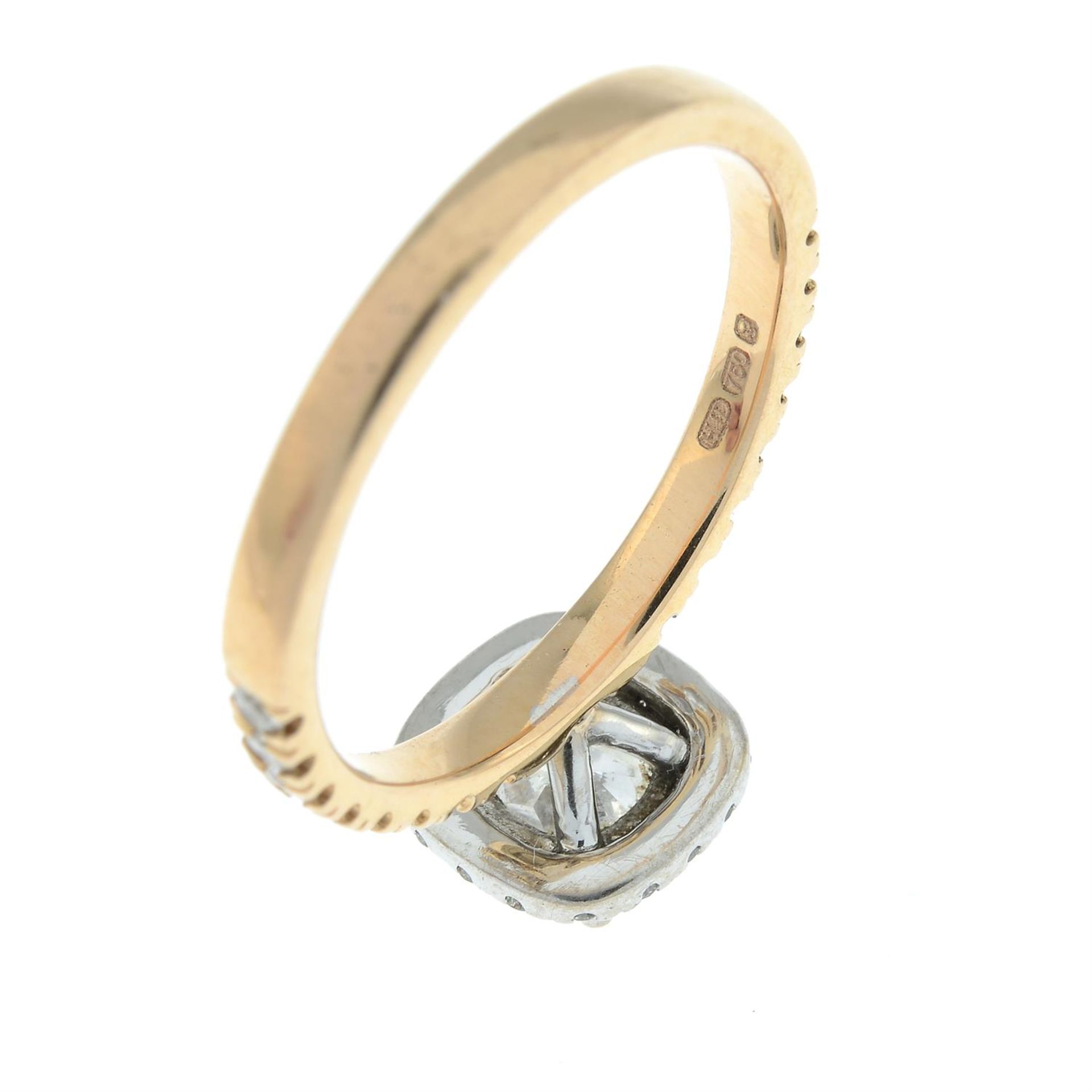 A cushion-shape diamond single-stone ring, with brilliant-cut diamond surround and sides. - Bild 4 aus 6