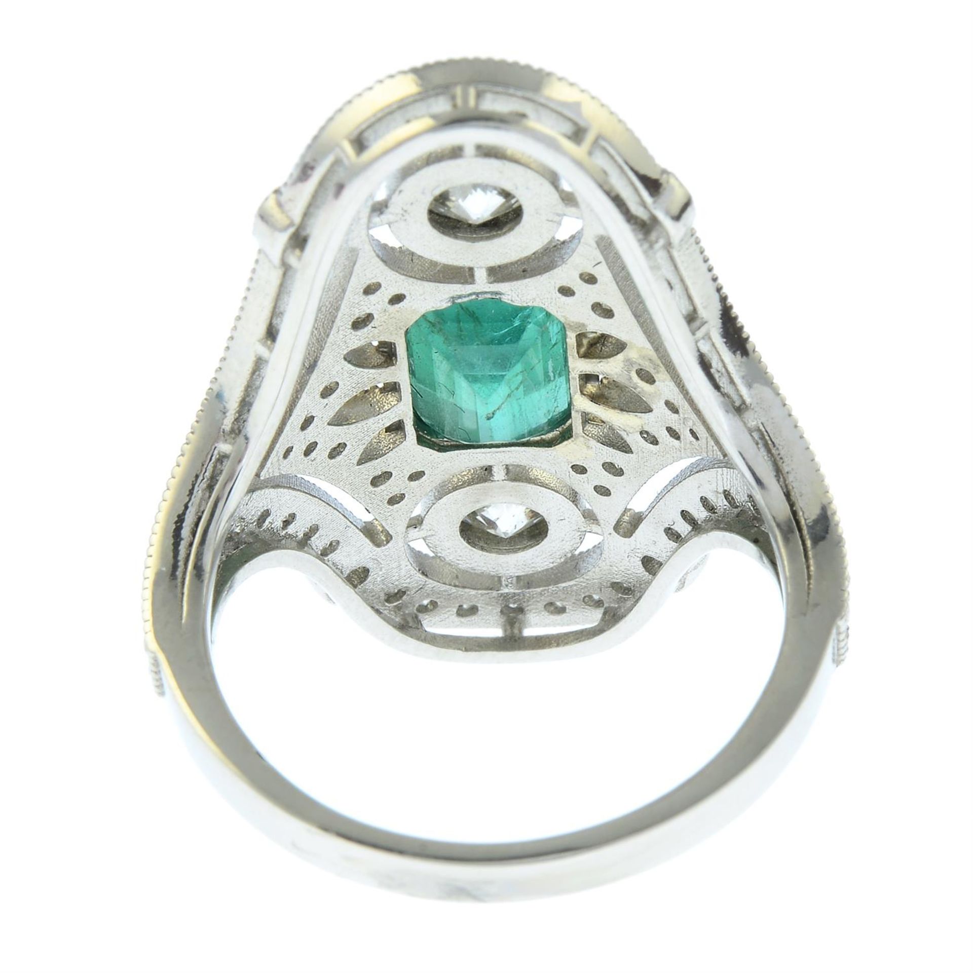 An emerald and brilliant-cut diamond dress ring. - Bild 4 aus 5