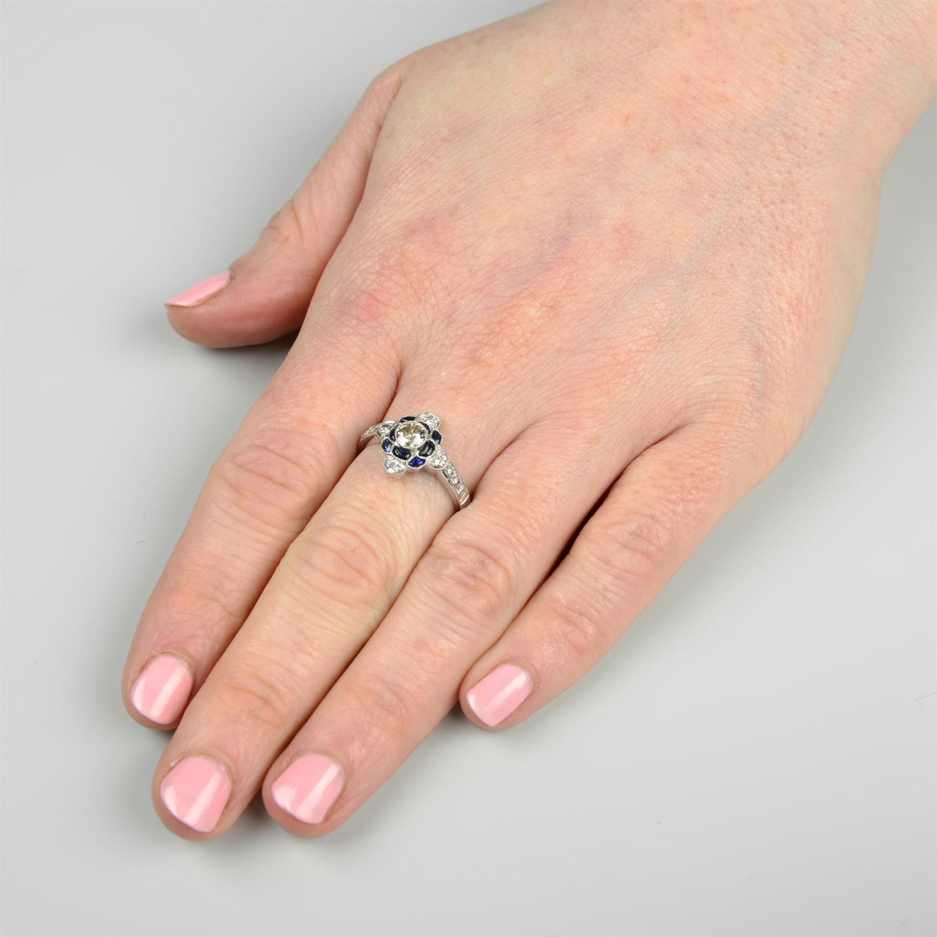 A brilliant-cut diamond and sapphire dress ring. - Bild 6 aus 6