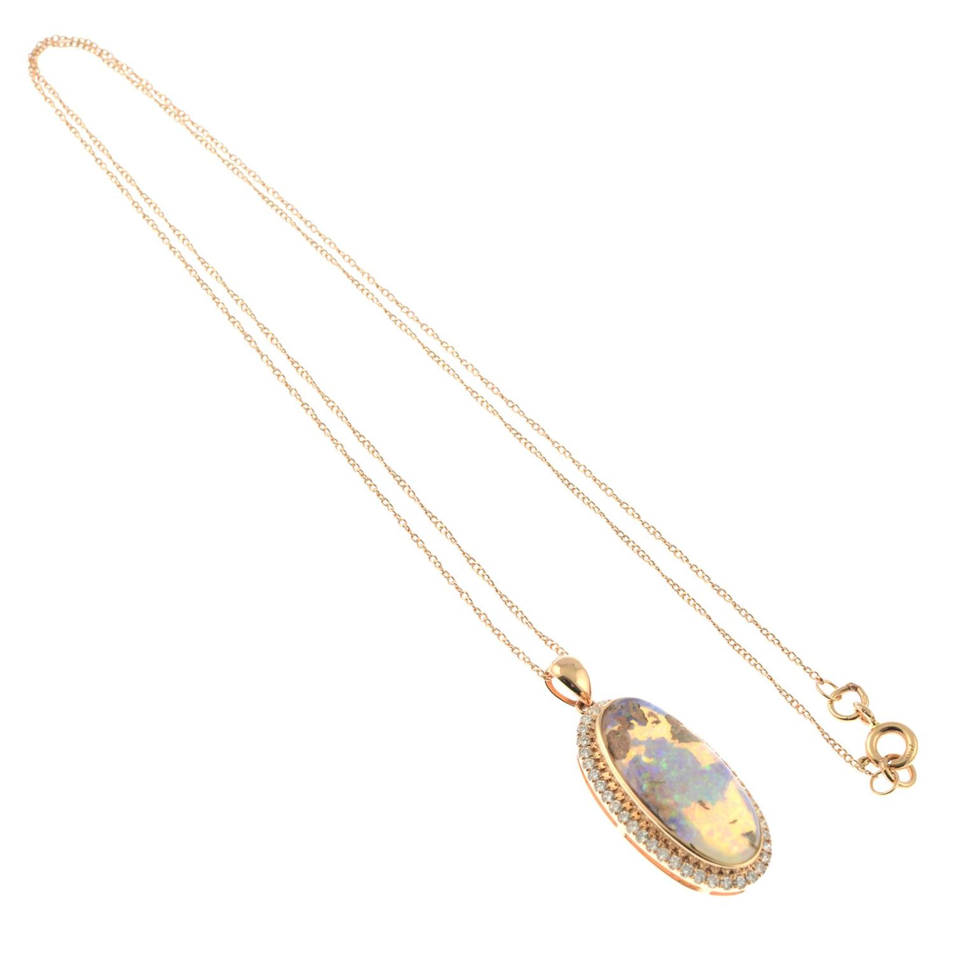An opal and brilliant-cut diamond cluster pendant, with chain. - Bild 4 aus 5