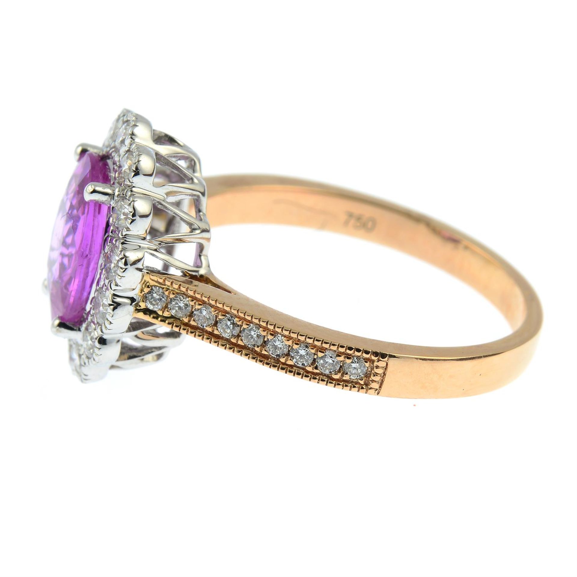 An 18ct gold pink sapphire and brilliant-cut diamond cluster ring. - Bild 3 aus 5