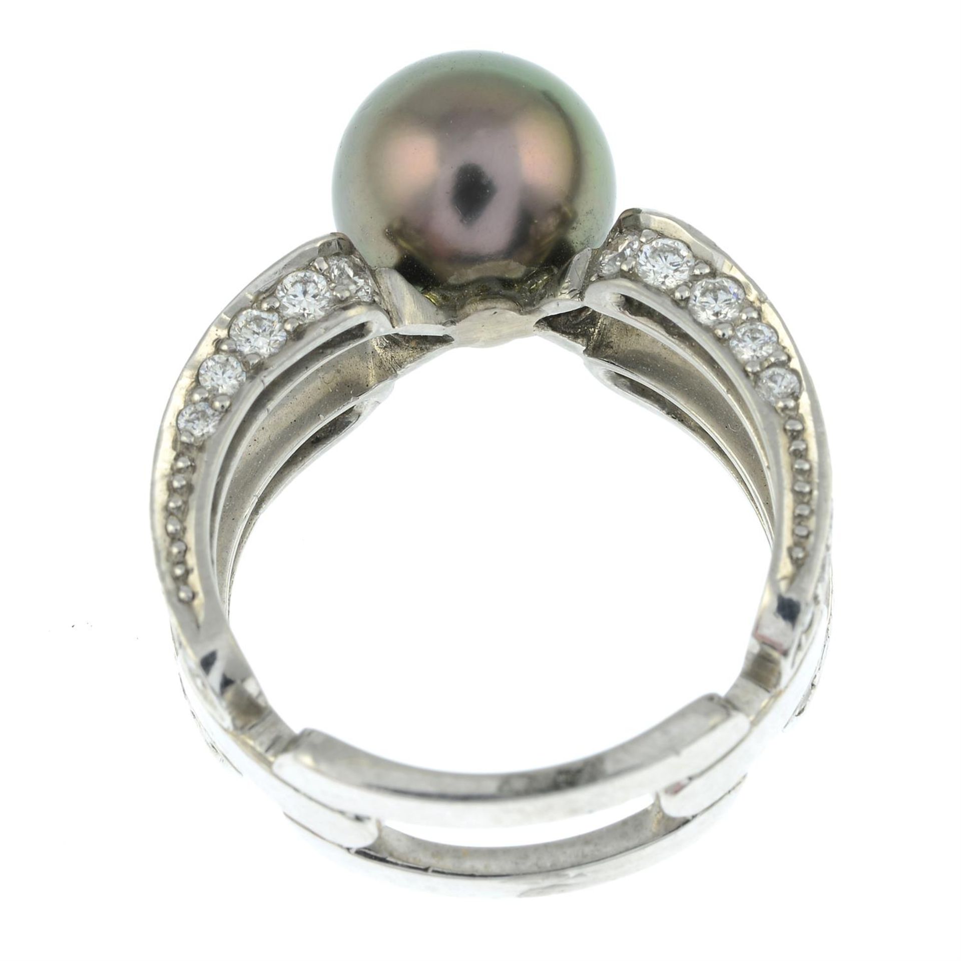 A platinum 'Black South Sea' cultured pearl and brilliant-cut diamond ring, by Mikimoto. - Bild 5 aus 6