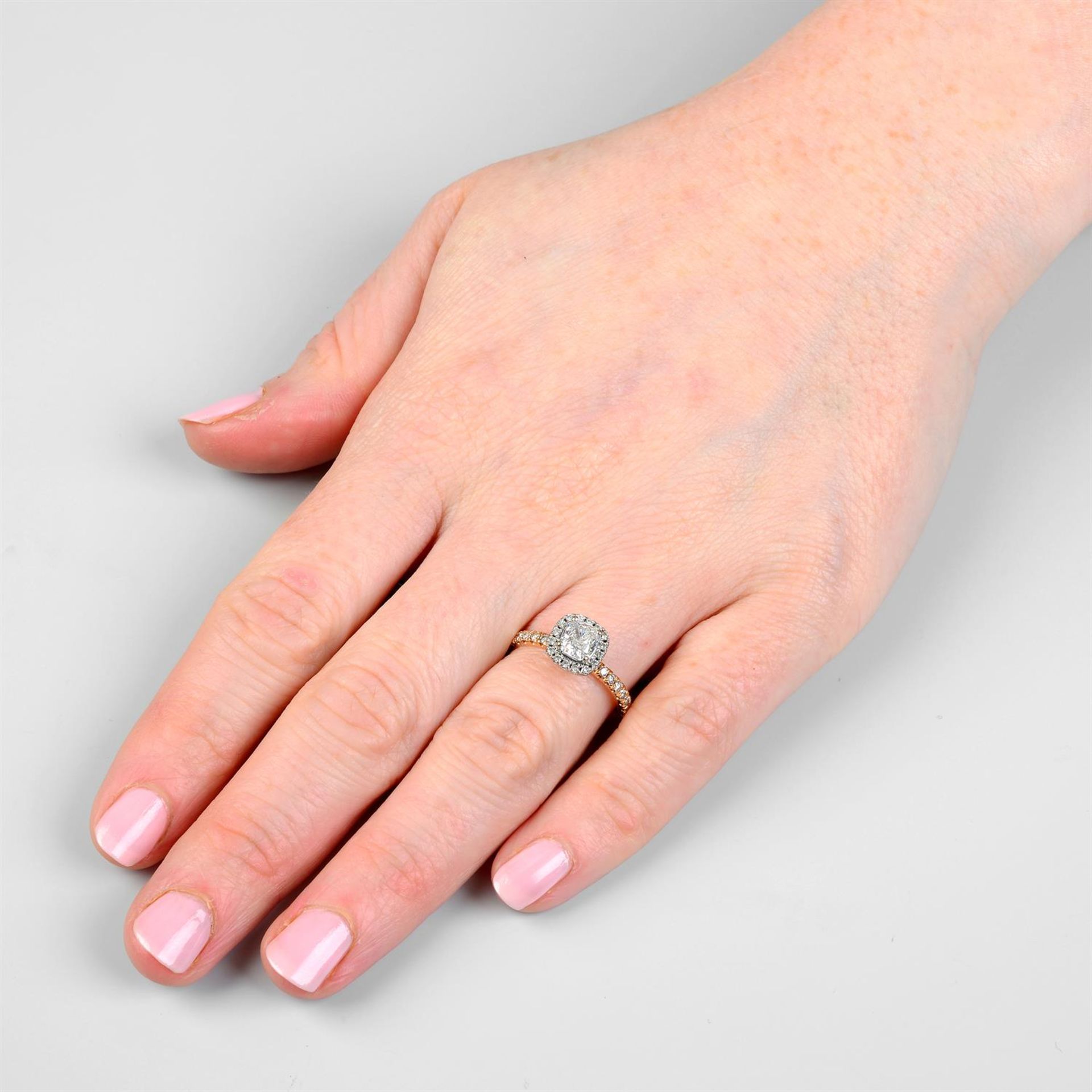 A cushion-shape diamond single-stone ring, with brilliant-cut diamond surround and sides. - Bild 5 aus 6