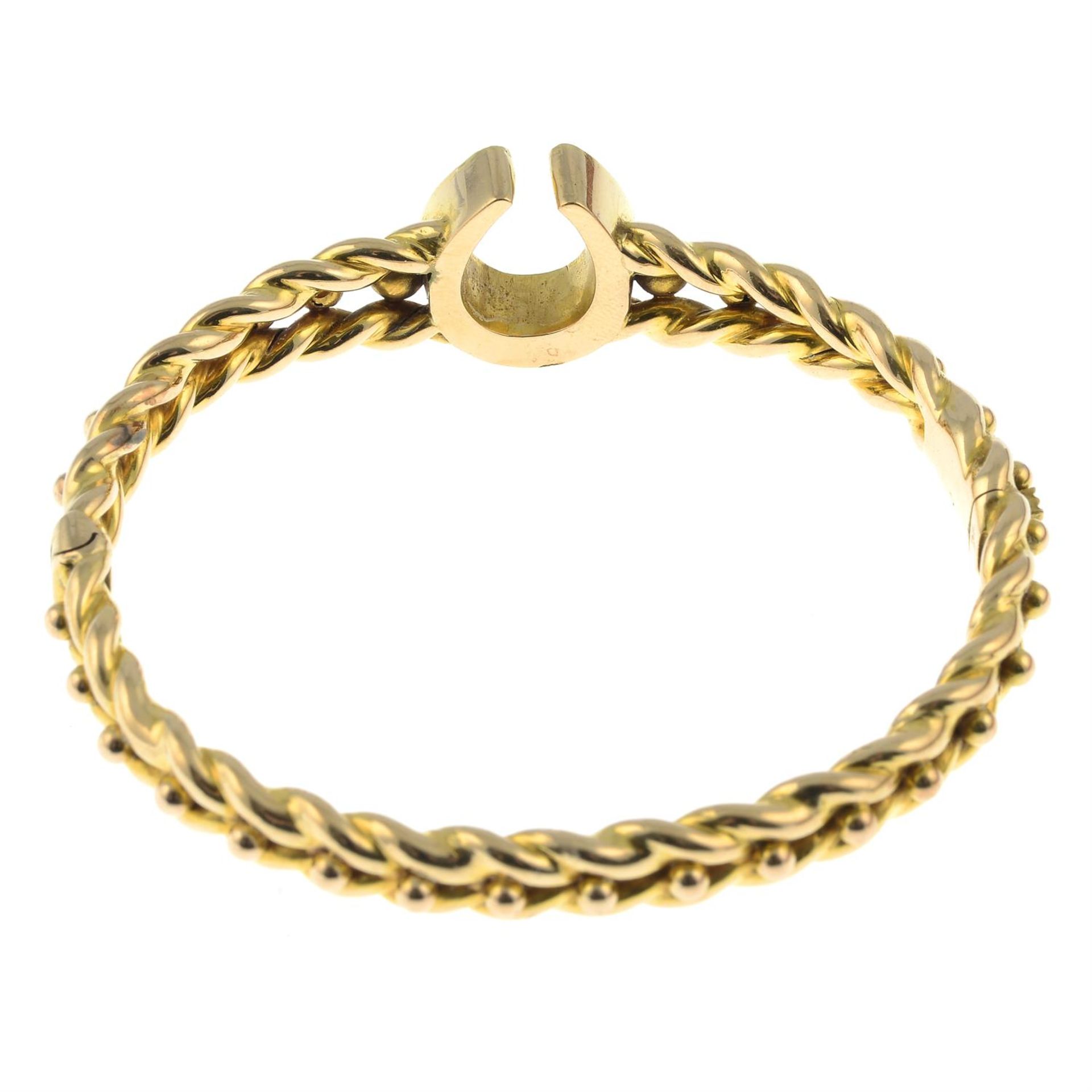 An early 20th century 15ct gold split pearl horseshoe hinged bangle. - Bild 3 aus 3