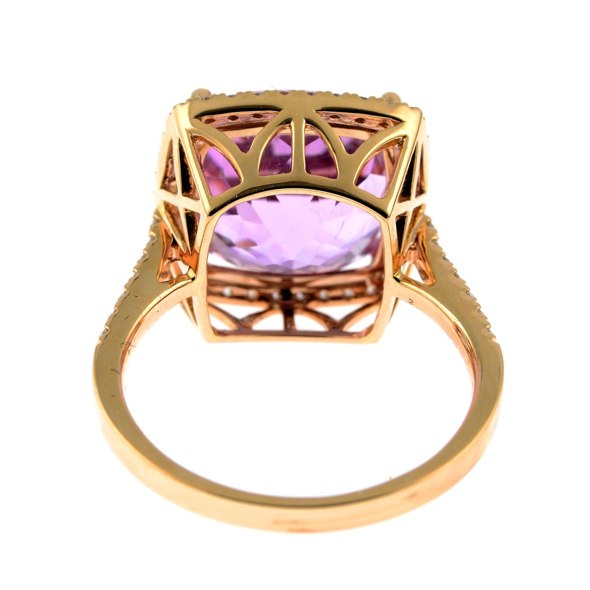 An 18ct gold kunzite and brilliant-cut diamond cluster ring. - Bild 4 aus 5