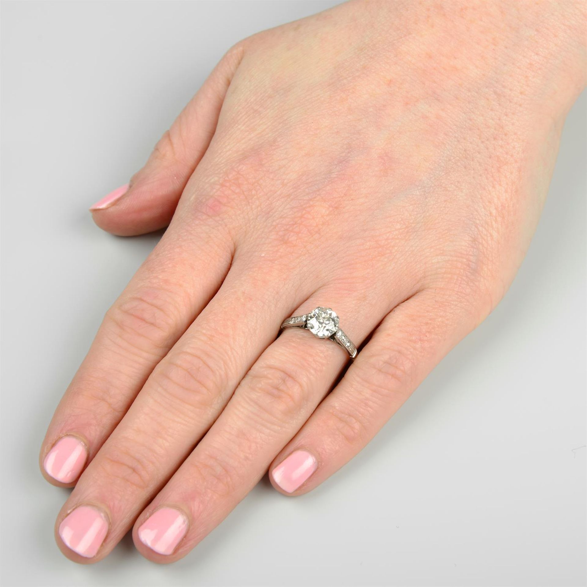 A mid 20th century platinum old-cut diamond single-stone ring, with vari-cut diamond line sides. - Bild 2 aus 2