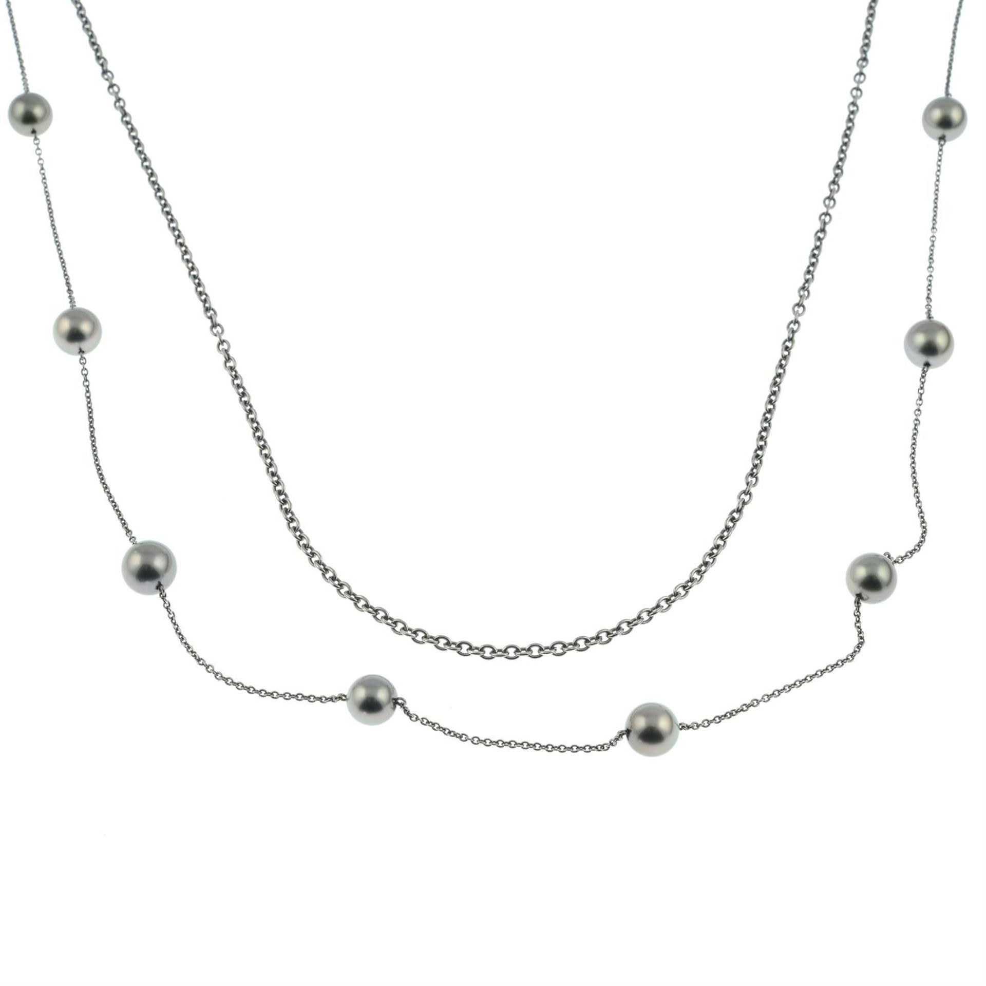 An 18ct gold 'Tahitian' cultured pearl station and plain trace-link two-strand necklace, - Bild 2 aus 5