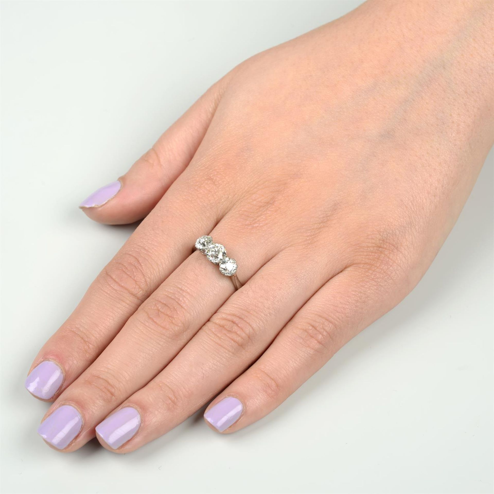 A graduated circular-cut diamond three-stone ring. - Bild 5 aus 5