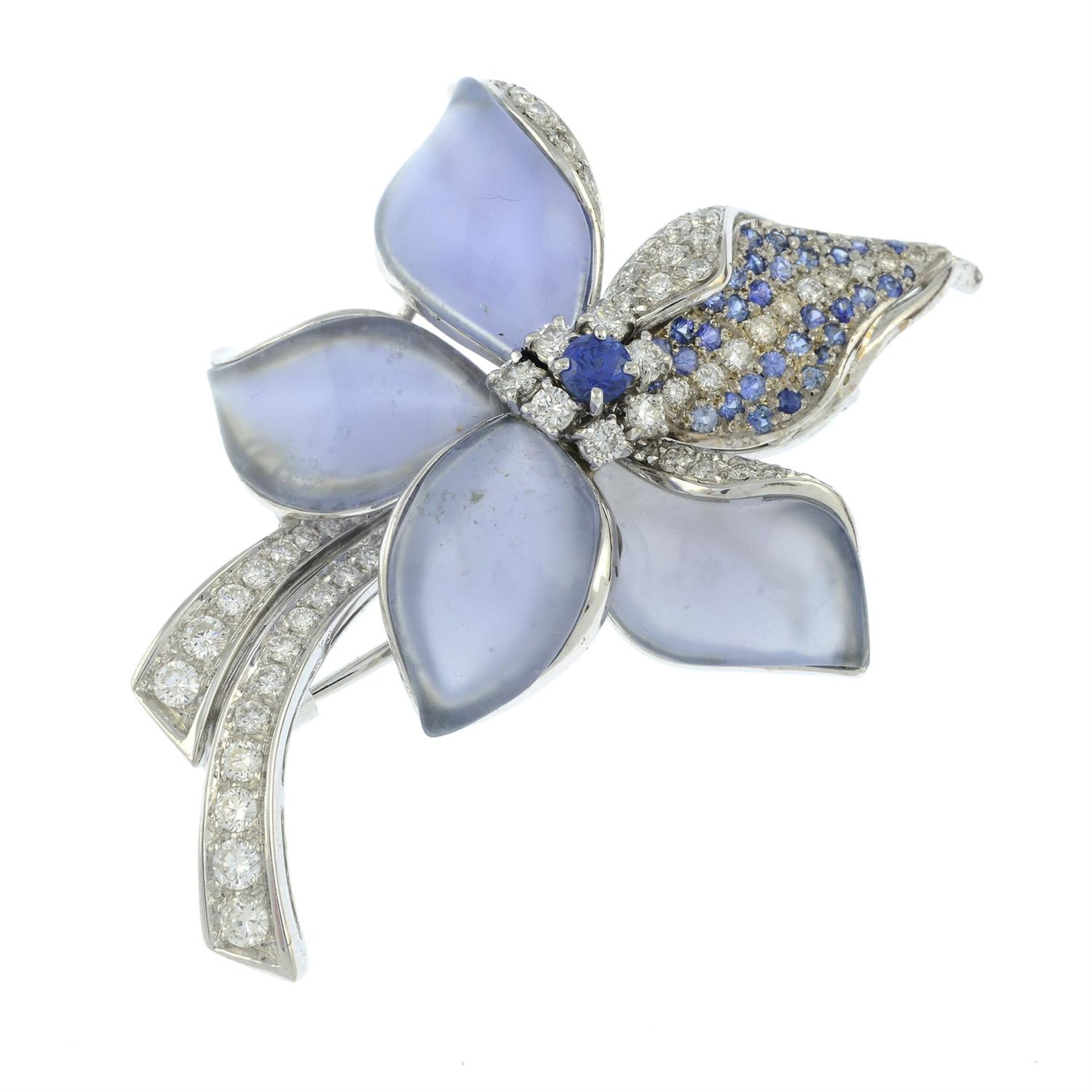 A dyed blue chalcedony, sapphire and diamond floral brooch. - Bild 2 aus 4