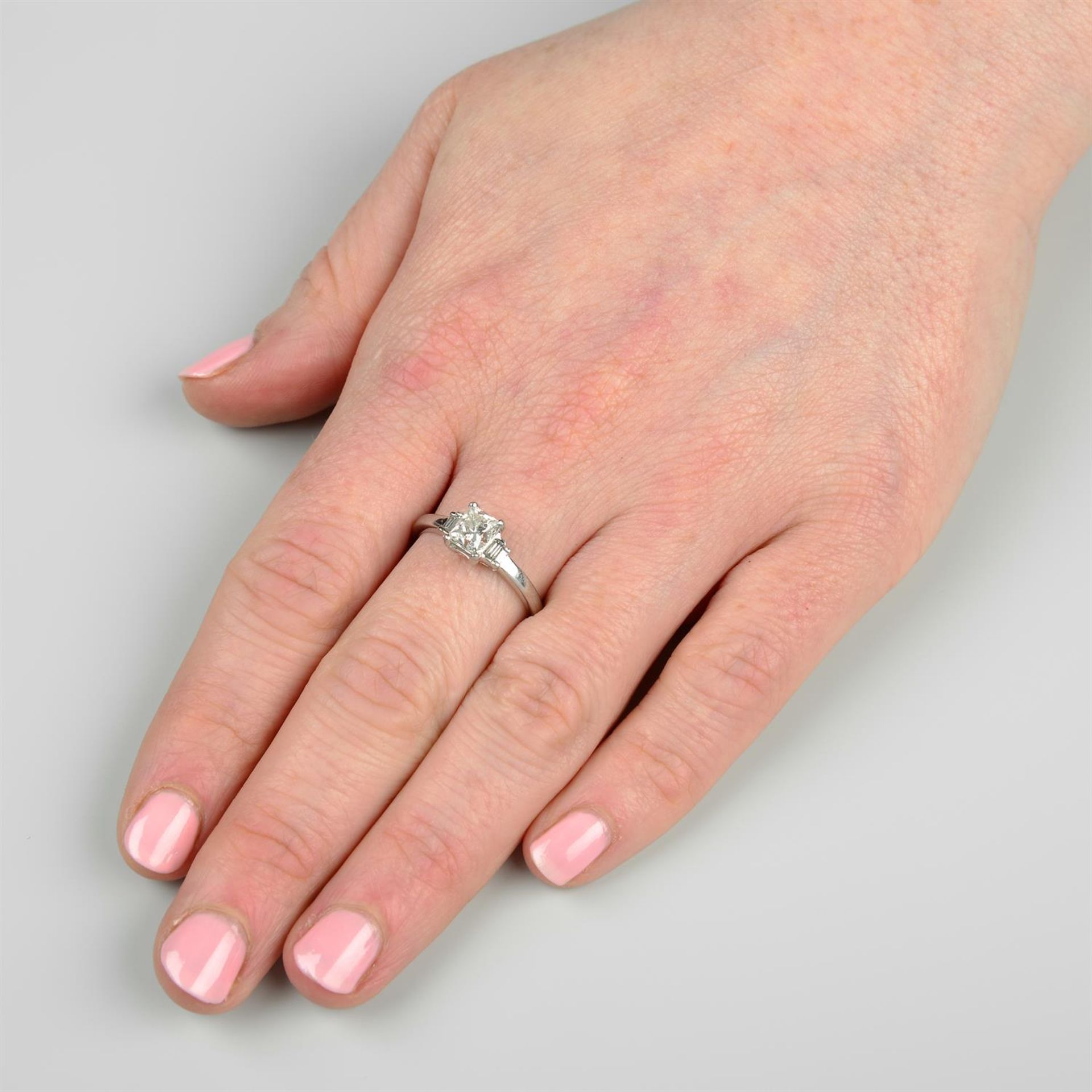 A platinum rectangular-shape diamond single-stone ring, with baguette-cut diamond shoulders. - Bild 5 aus 5