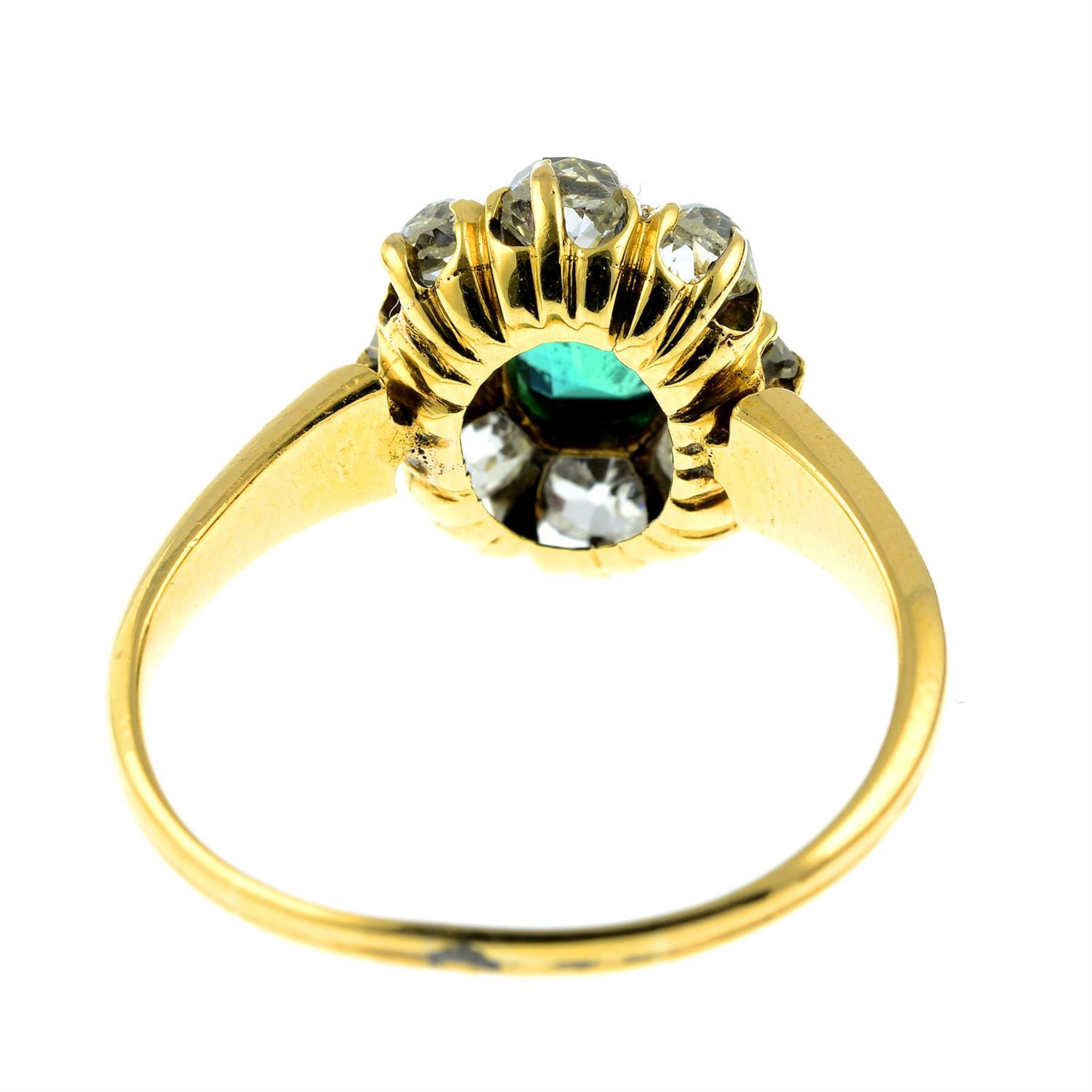 An early 20th century 18ct gold Colombian emerald and old-cut diamond cluster ring. - Bild 4 aus 5