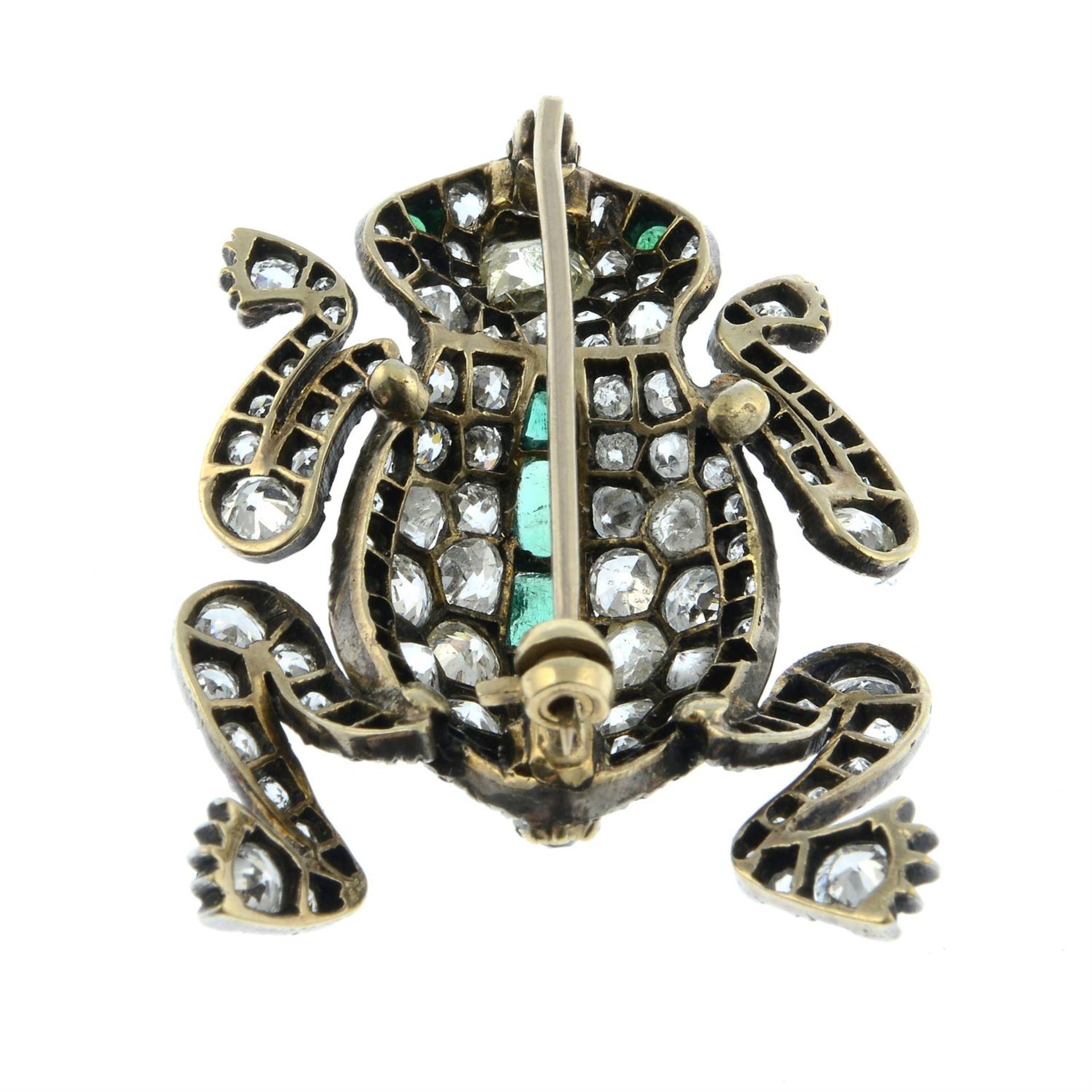 An early 20th century vari-cut diamond and emerald frog brooch. - Bild 3 aus 4