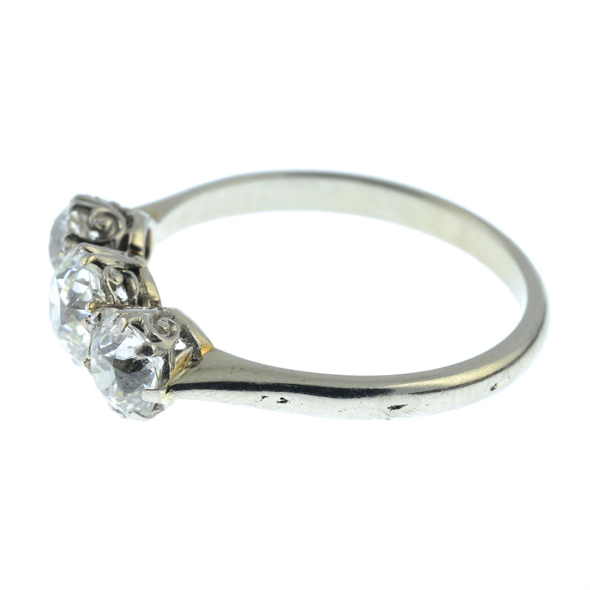 A graduated circular-cut diamond three-stone ring. - Bild 3 aus 5