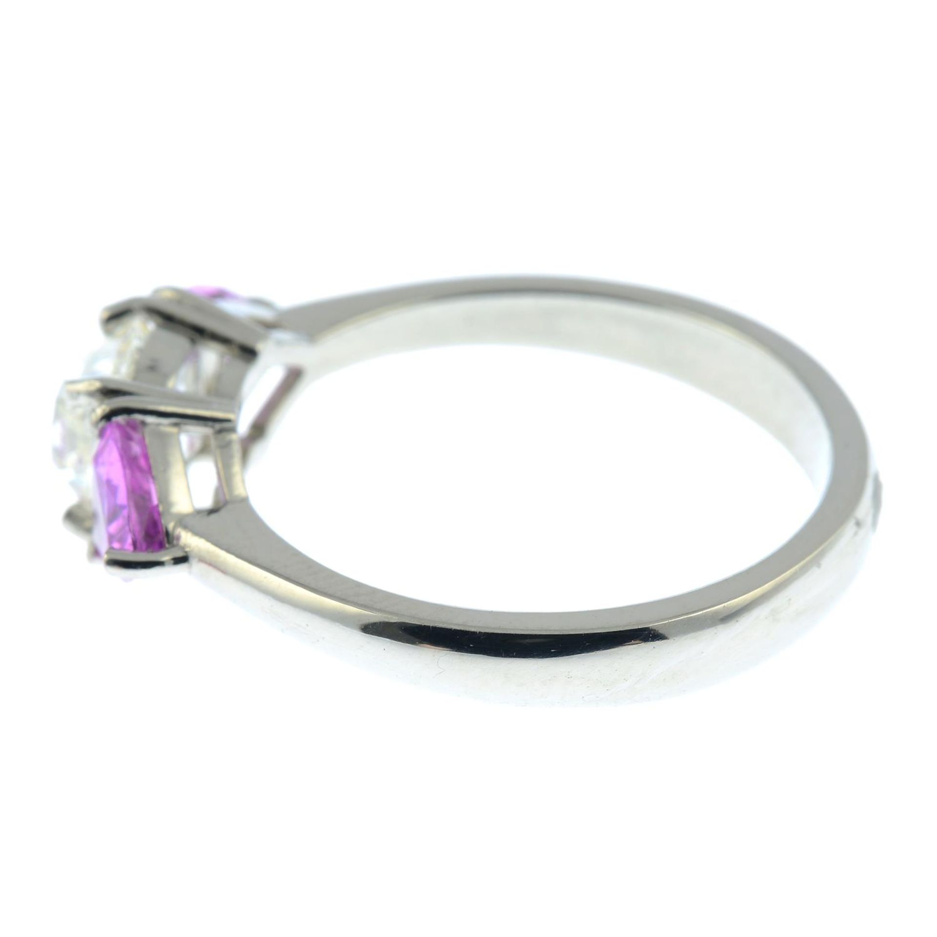 A platinum old-cut diamond and triangular-shape pink sapphire three-stone ring. - Bild 3 aus 5