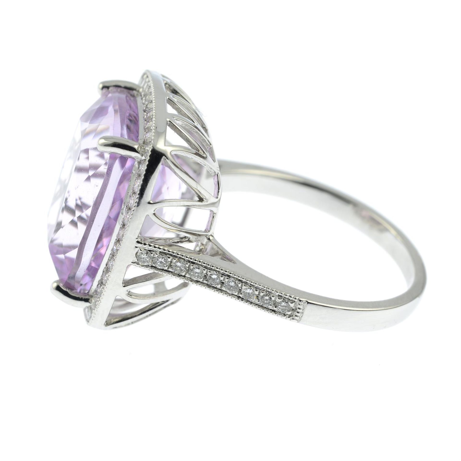 An 18ct gold kunzite and brilliant-cut diamond cluster ring. - Bild 3 aus 5