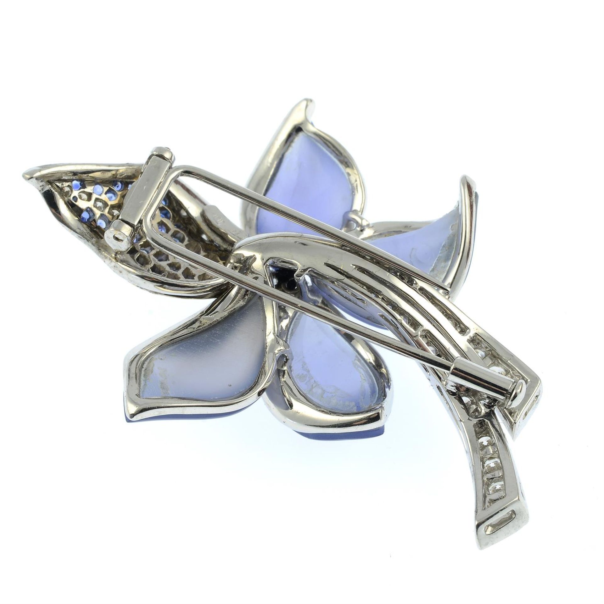 A dyed blue chalcedony, sapphire and diamond floral brooch. - Bild 3 aus 4