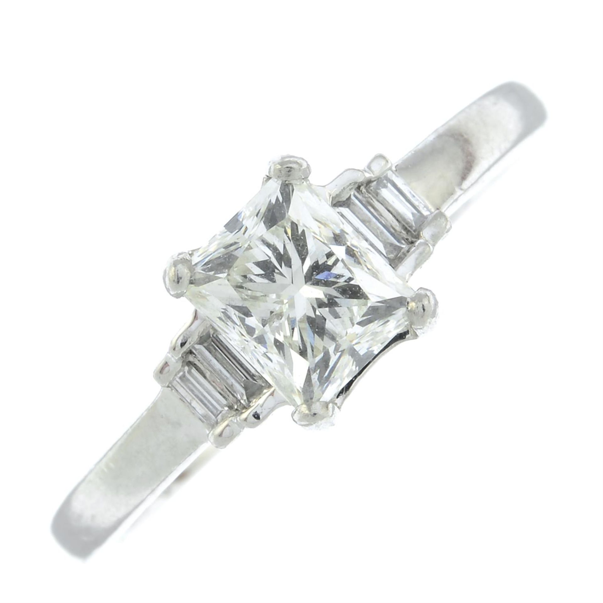 A platinum rectangular-shape diamond single-stone ring, with baguette-cut diamond shoulders. - Bild 2 aus 5