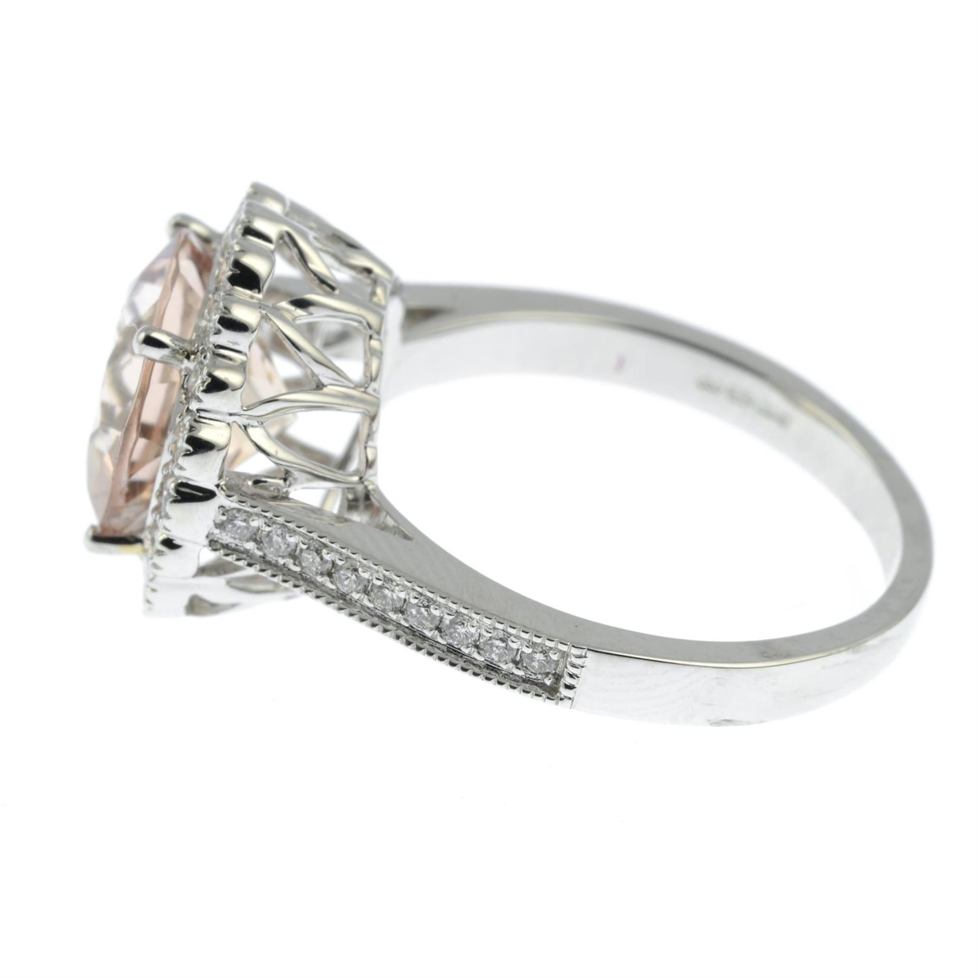 An 18ct gold morganite and brilliant-cut diamond cluster ring. - Bild 3 aus 5