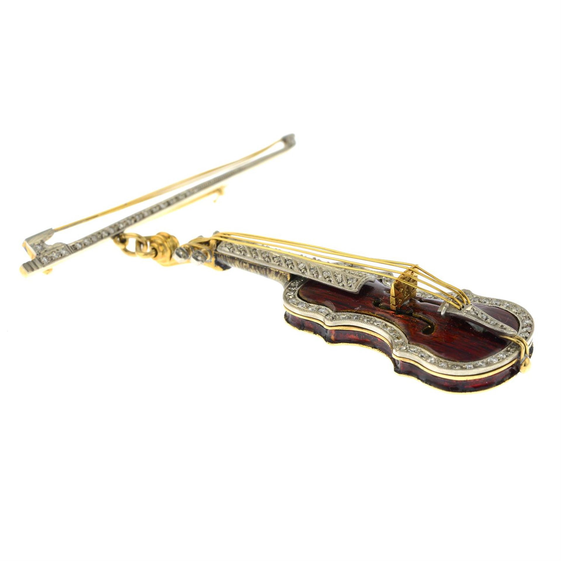 A single-cut diamond and enamel violin brooch, the violin suspended from a single-cut diamond bow. - Bild 4 aus 5