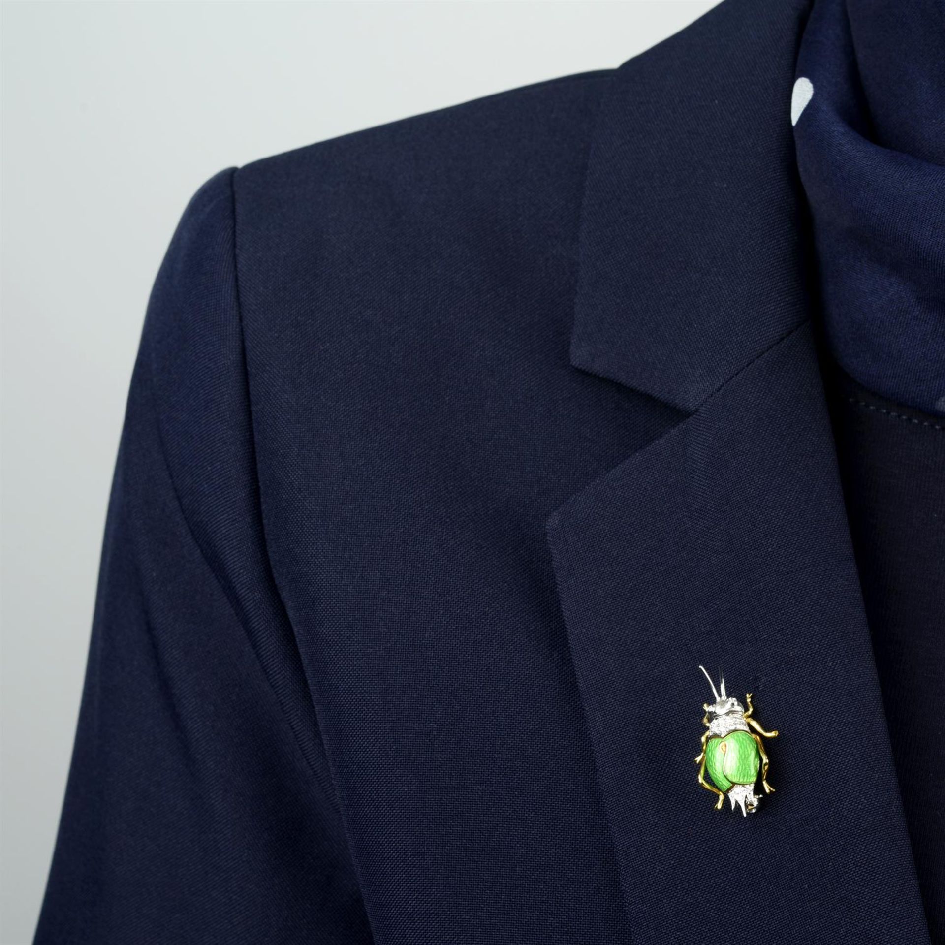 A diamond and green enamel grasshopper brooch, by Gioielli. - Bild 4 aus 4