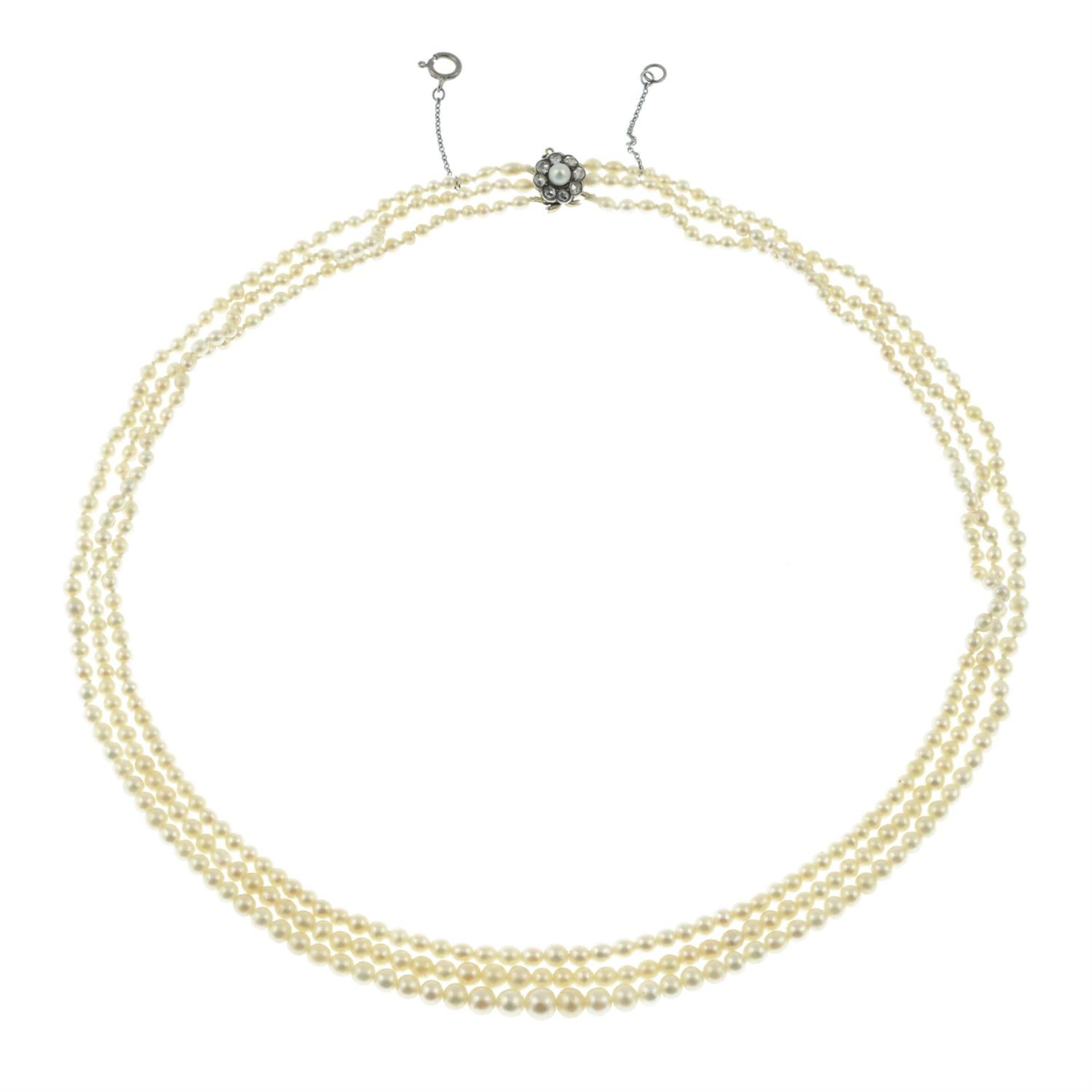 A graduated pearl three-stand necklace, with pearl and rose-cut diamond cluster clasp. - Bild 3 aus 4