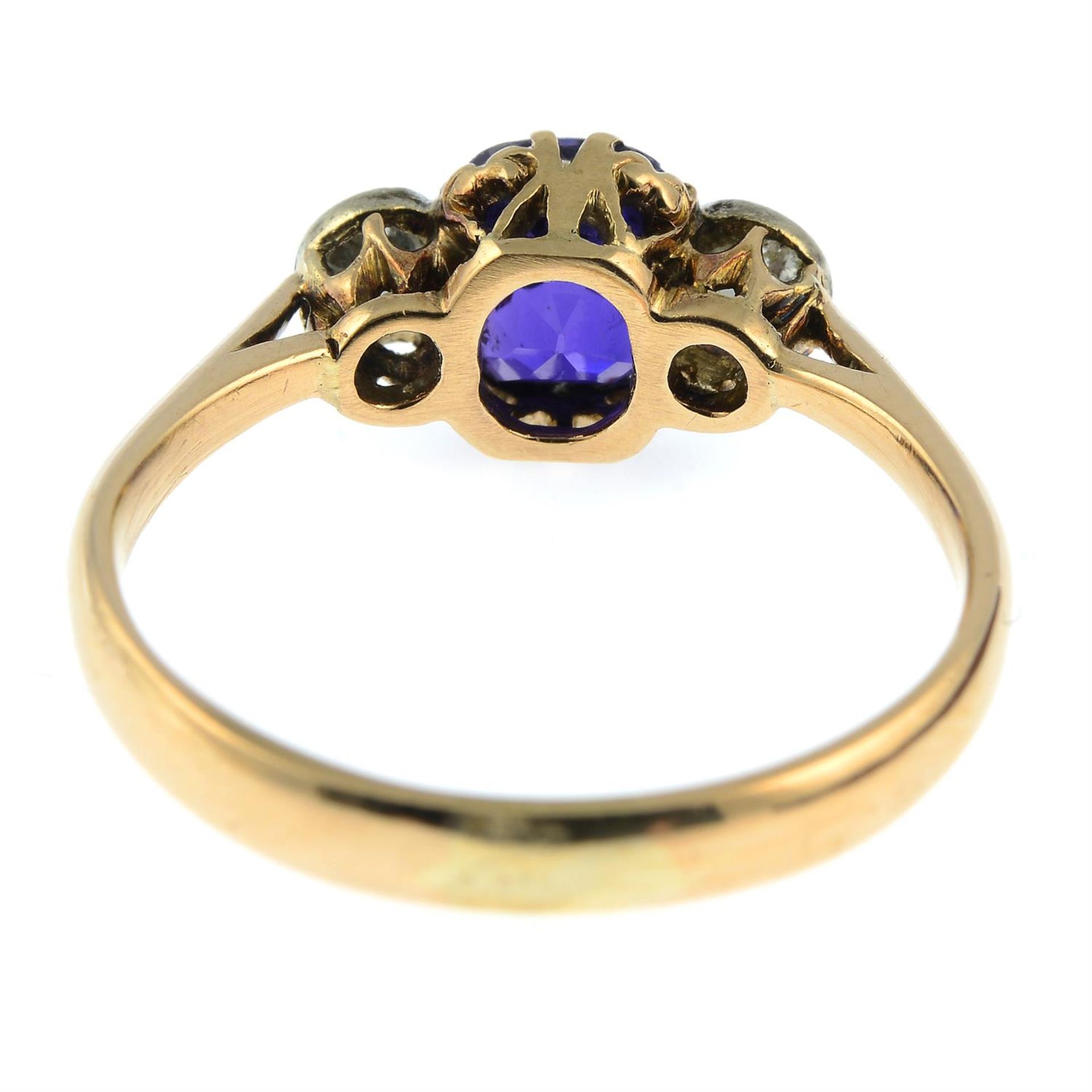 An early 20th century 12ct gold purple Sri Lankan sapphire and circular-cut diamond three-stone - Bild 4 aus 5
