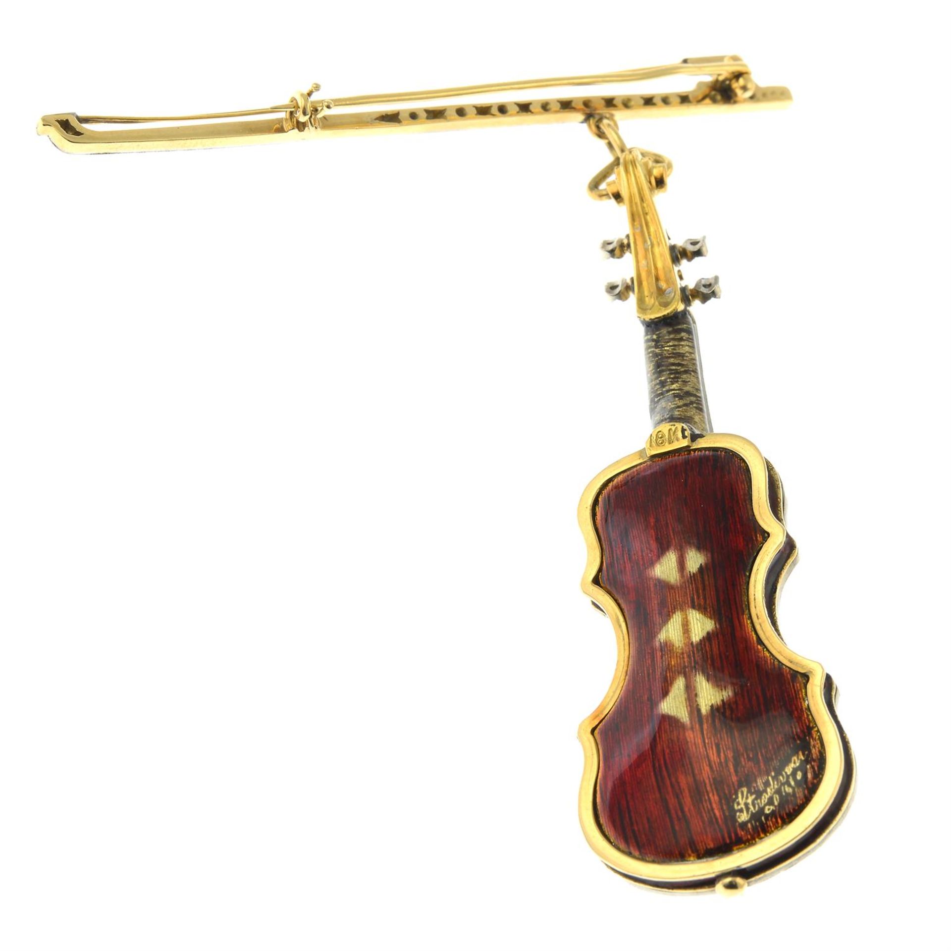 A single-cut diamond and enamel violin brooch, the violin suspended from a single-cut diamond bow. - Bild 3 aus 5