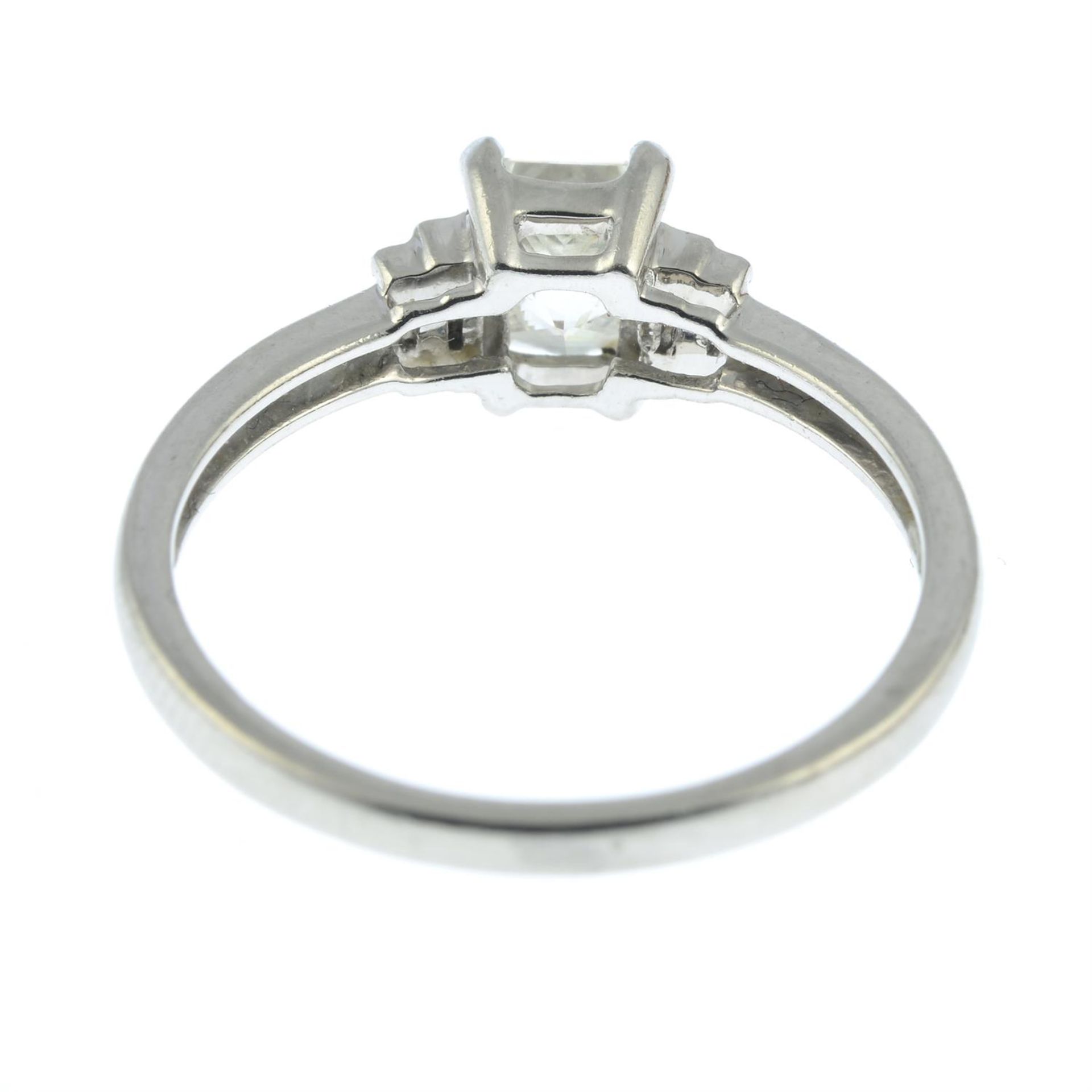 A platinum rectangular-shape diamond single-stone ring, with baguette-cut diamond shoulders. - Bild 4 aus 5