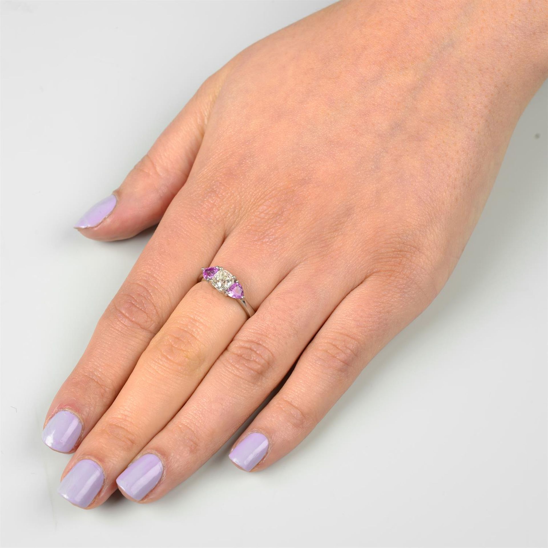 A platinum old-cut diamond and triangular-shape pink sapphire three-stone ring. - Bild 5 aus 5